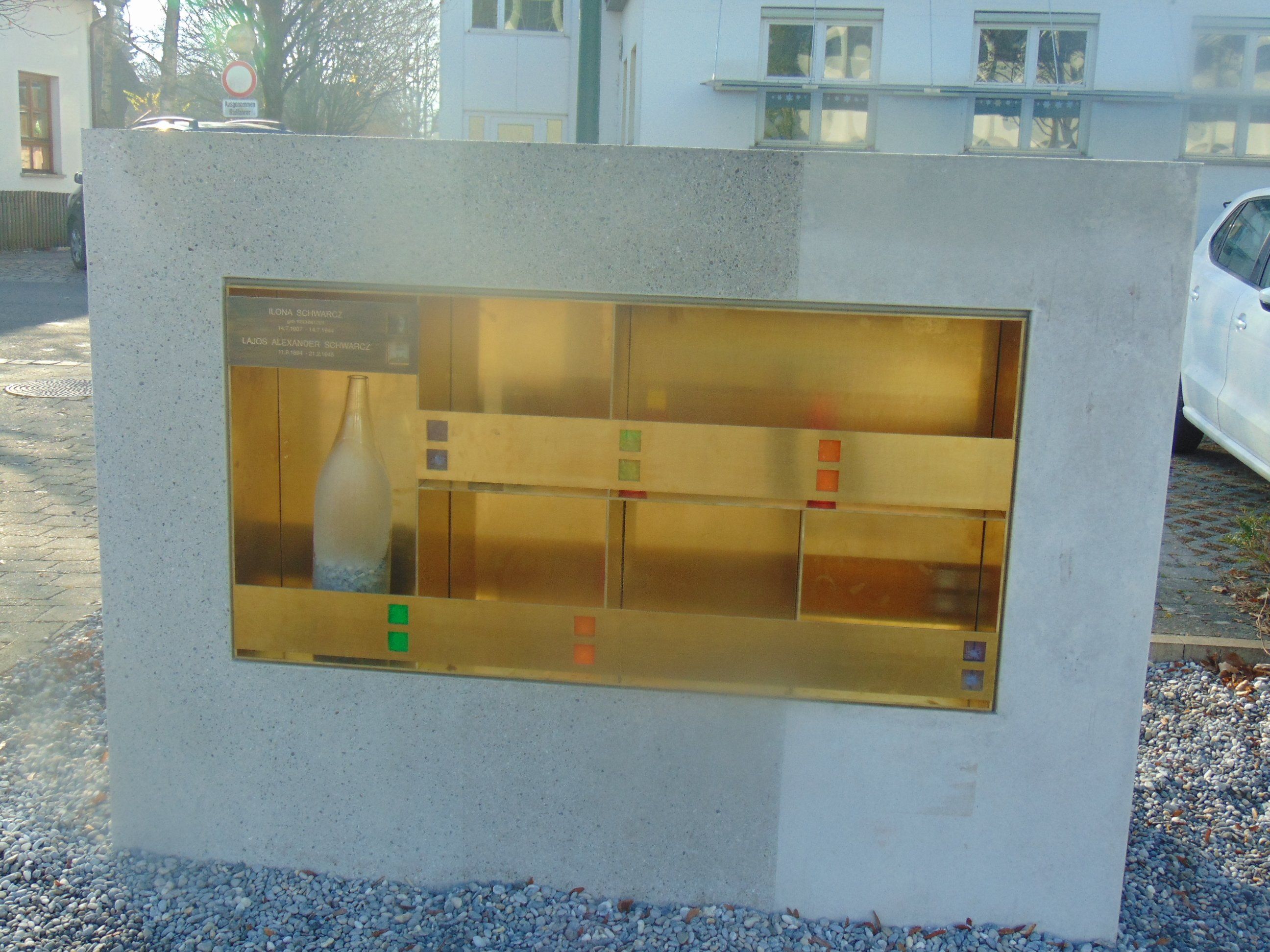 Die Muster-Urnenwand am Friedhof Altach Die Muster-Urnenwand am Friedhof Altach