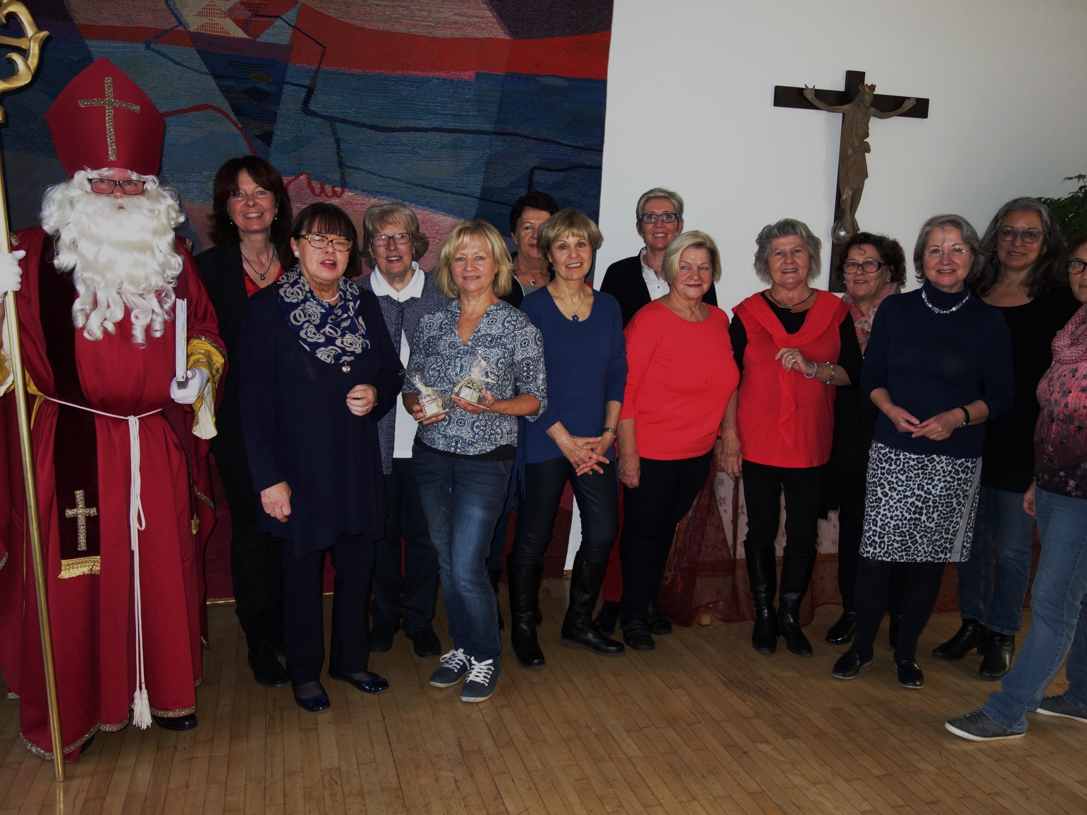 GUTA Damen und Helferinnen mit Nikolaus beim Nachmittag für die Lebenshilfe im Pfarrheim St. Gallus