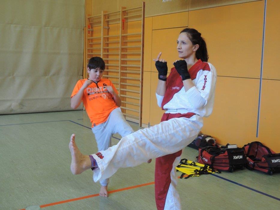 Bianca Amann zeigten den Schülern der 2b Klasse die Kickboxelemente und einiges aus dem Taebo-Bereich.