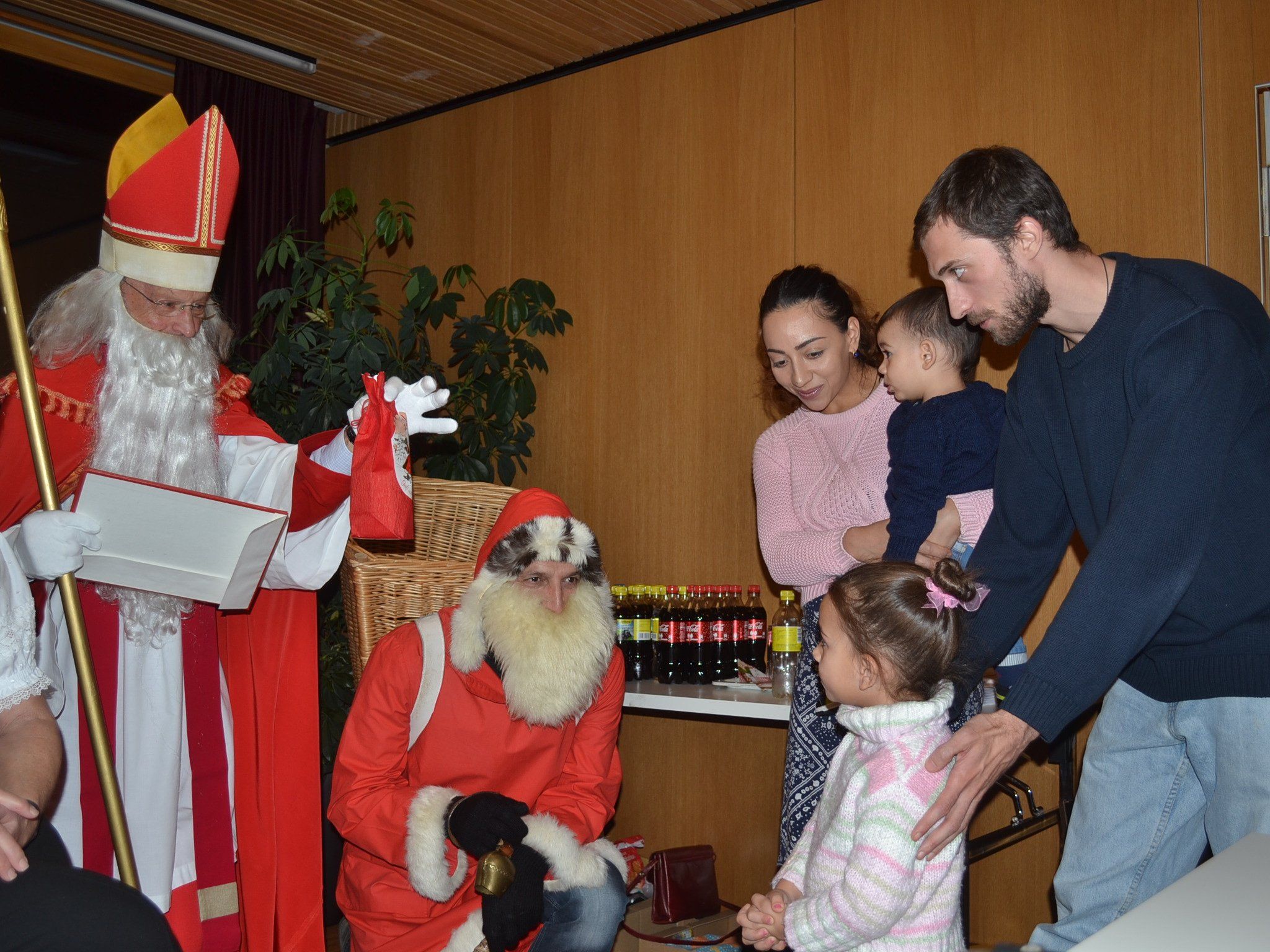 Die Kinder zeigten keine Scheu vor dem Nikolaus – obwohl der Brauch für viele Flüchtlingskinder neu ist. Die Kinder zeigten keine Scheu vor dem Nikolaus – obwohl der Brauch für viele Flüchtlingskinder neu ist.