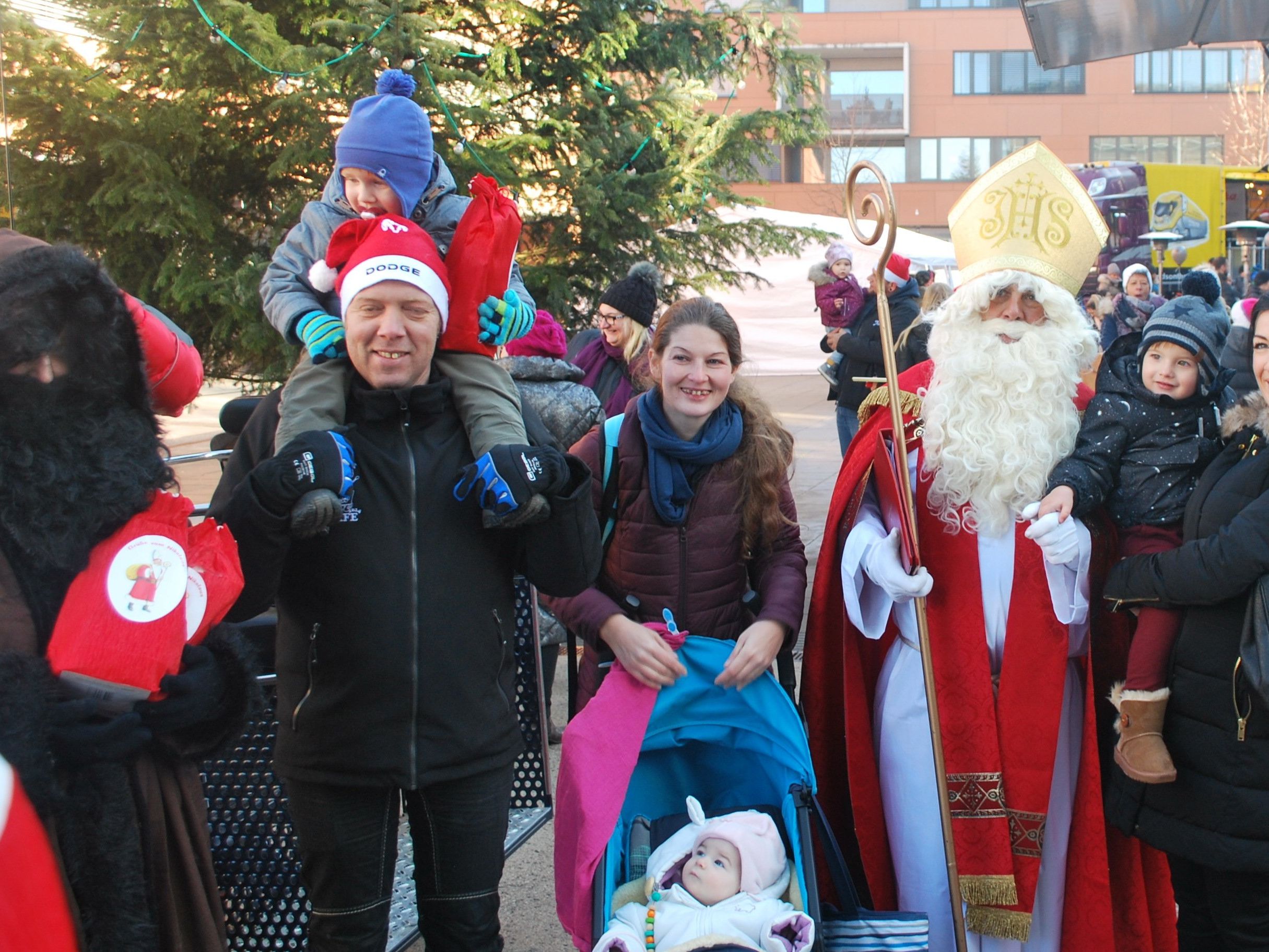 Nikolaus und Knecht Ruprecht am Garnmarkt Nikolaus und Knecht Ruprecht am Garnmarkt