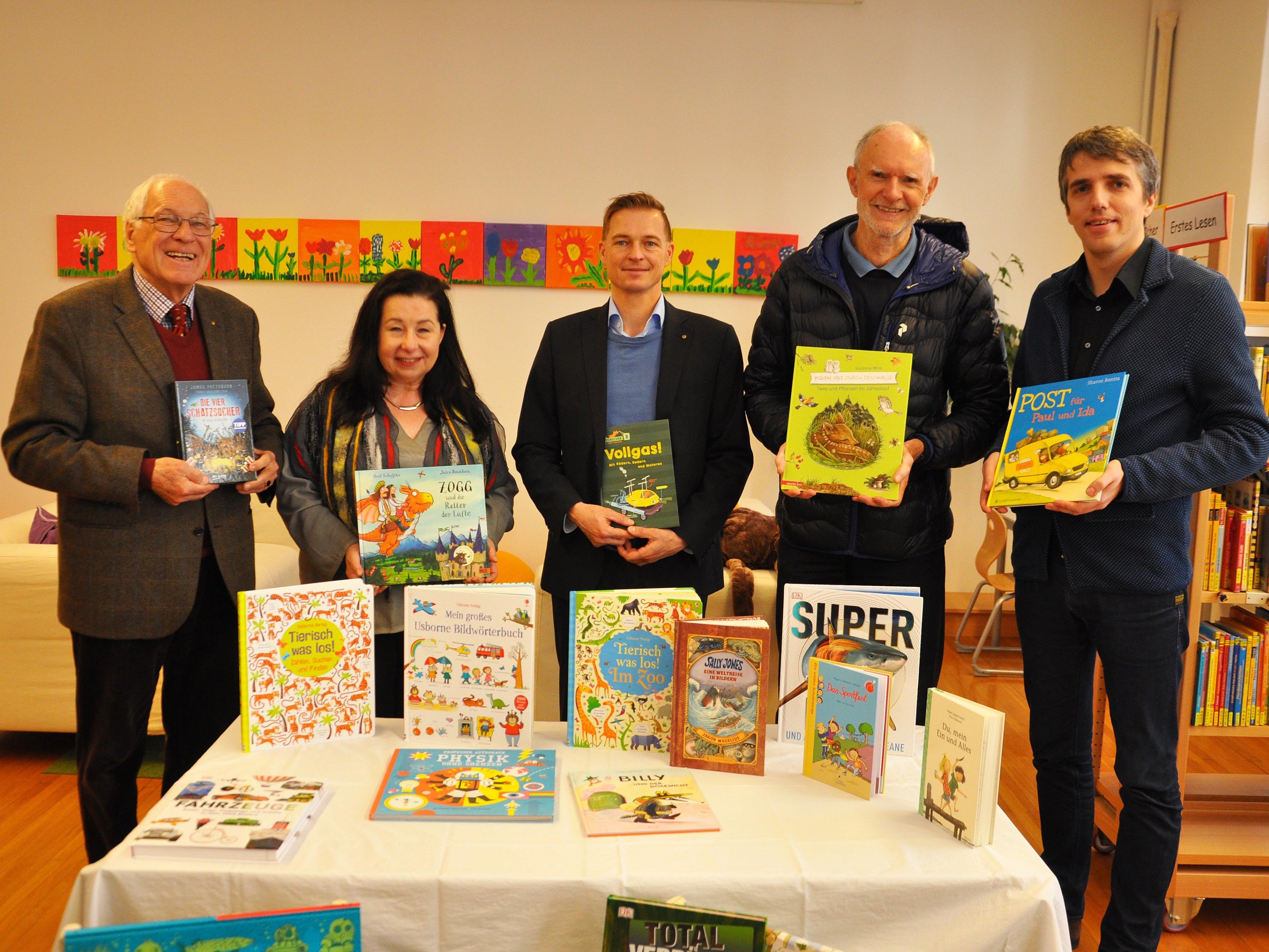 Der Rotary Club Dornbirn unterstützt die VS Markt mit Lesepaten und einer Bücherspende.