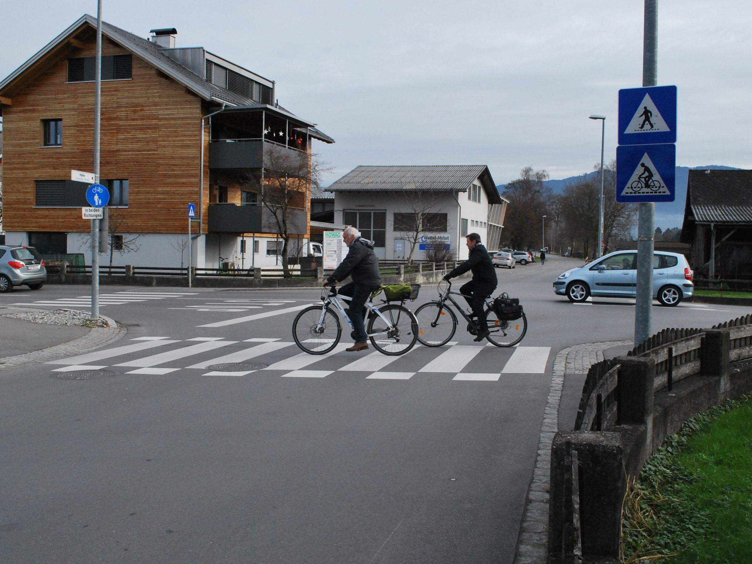 Die beidseitige Blockmarkierung für Radler wurde angebracht und die Hinweistafeln für Autofahrer auf querende Fußgänger und Radfahrer aufgestellt. Die beidseitige Blockmarkierung für Radler wurde angebracht und die Hinweistafeln für Autofahrer auf querende Fußgänger und Radfahrer aufgestellt.