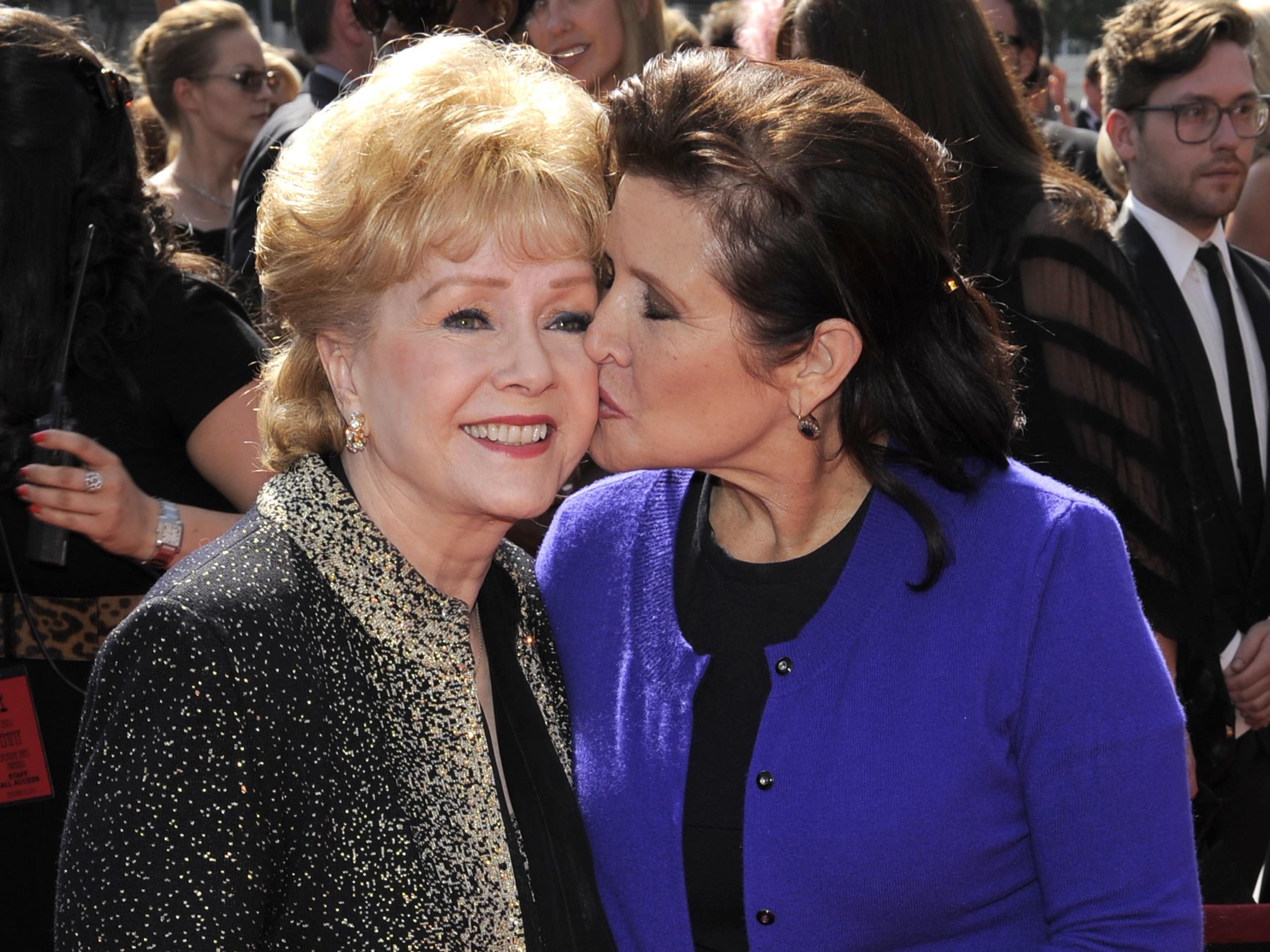 Nur einen Tag nach ihrer Tochter Carrie Fisher (r.) ist auch Hollywood-Star Debbie Reynolds gestorben.