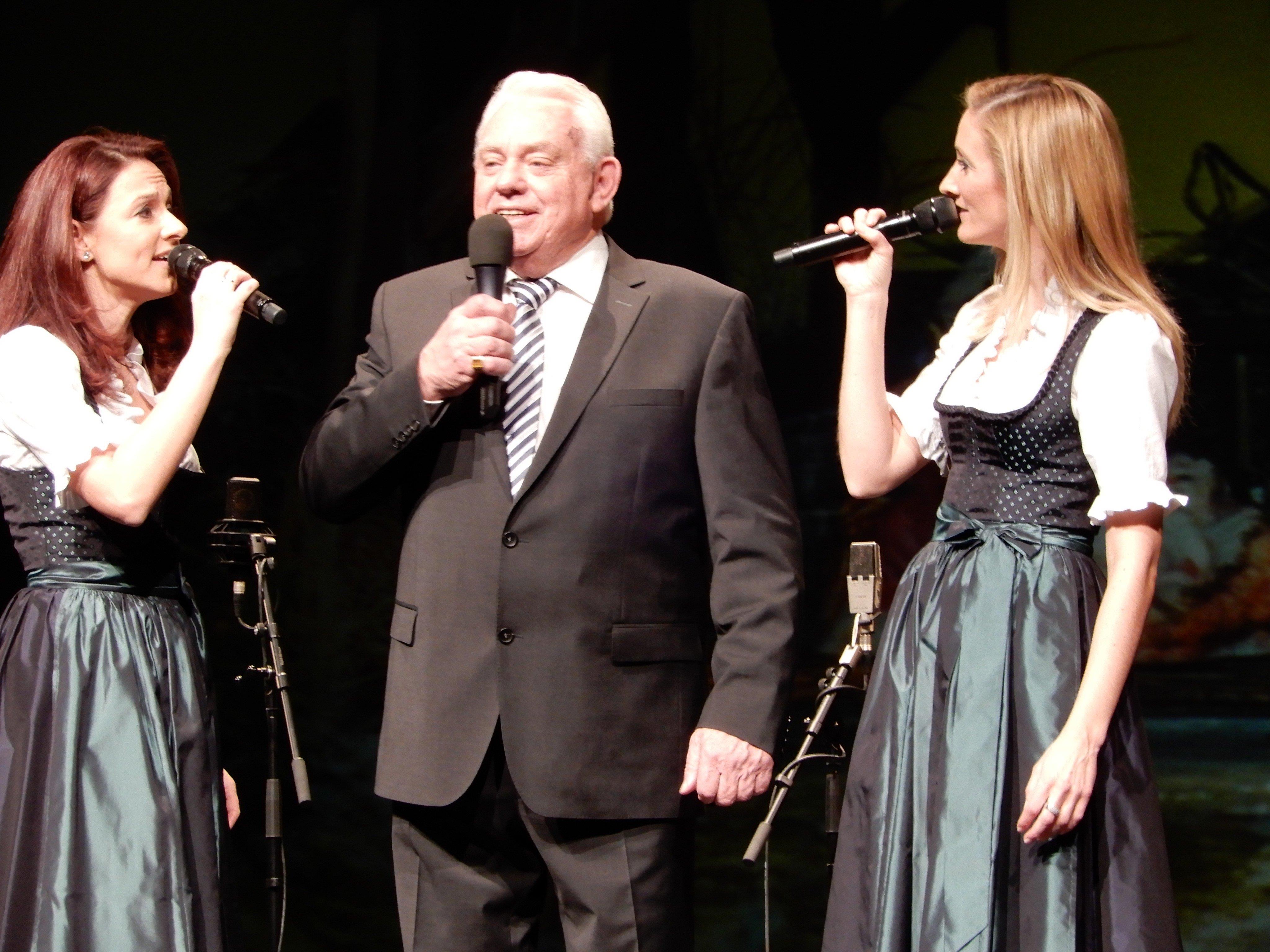 Höhepunkt beim Konzert: Gemeinsam mit Sigrid & Marina stimmte Günther Lutz zum "Heitschi bum Beitschi" ein.