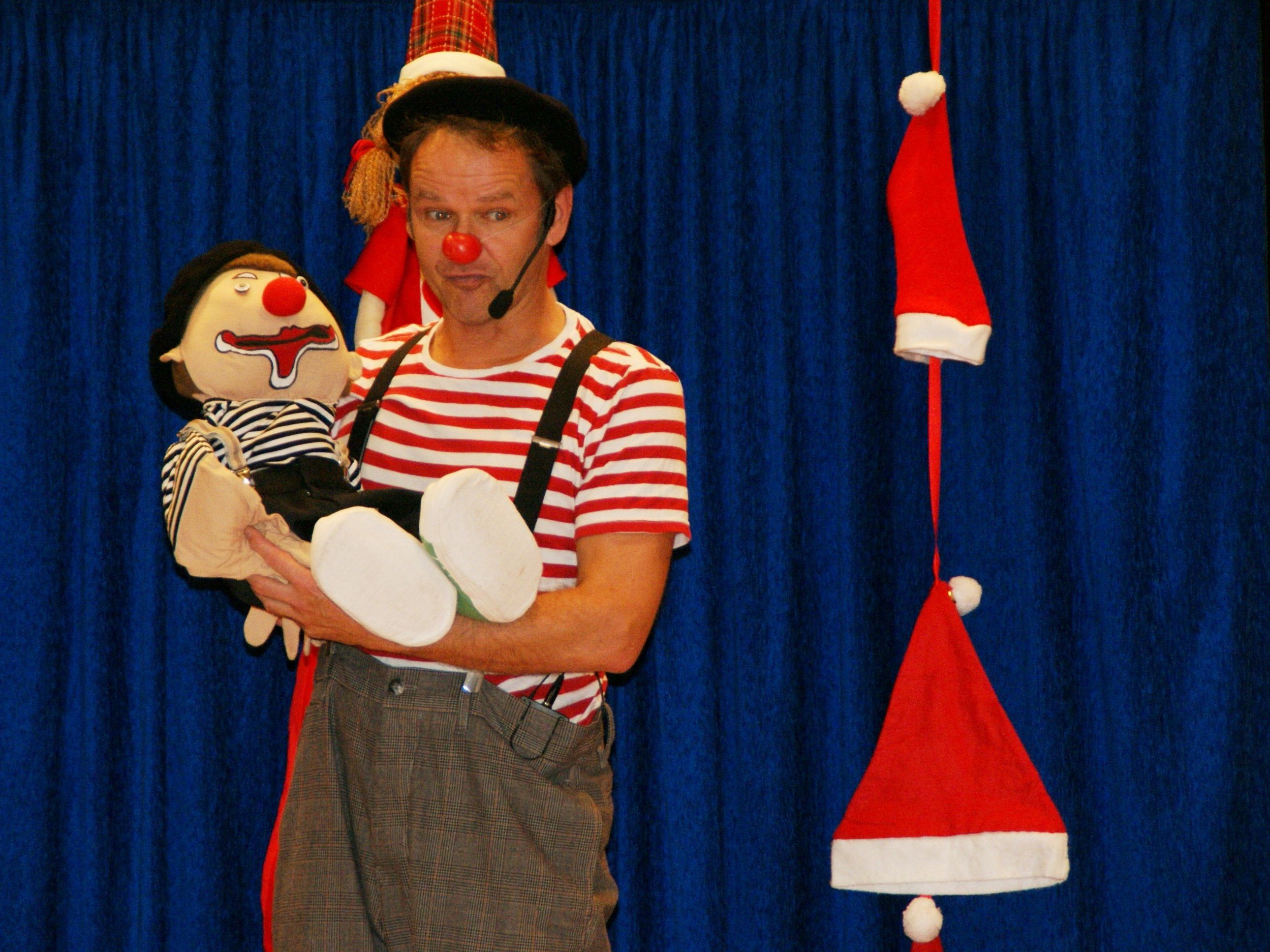 Clown Dido spielte auf der Bühne des J.J. Ender Saals Clown Dido spielte auf der Bühne des J.J. Ender Saals