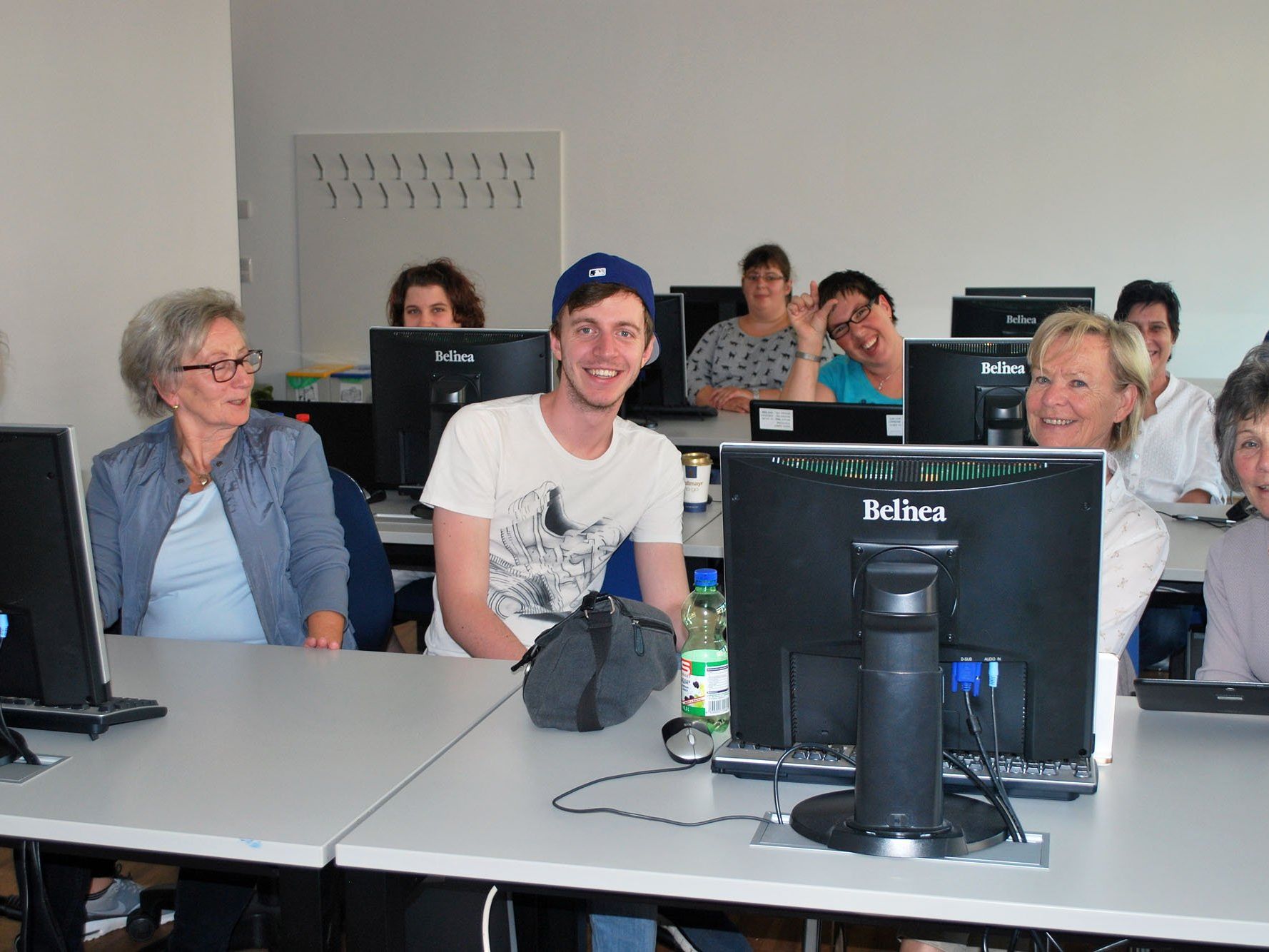 Im EDV-Kurs der IVHS Götzis lernen Menschen mit und ohne Behinderungen gemeinsam. Im EDV-Kurs der IVHS Götzis lernen Menschen mit und ohne Behinderungen gemeinsam.