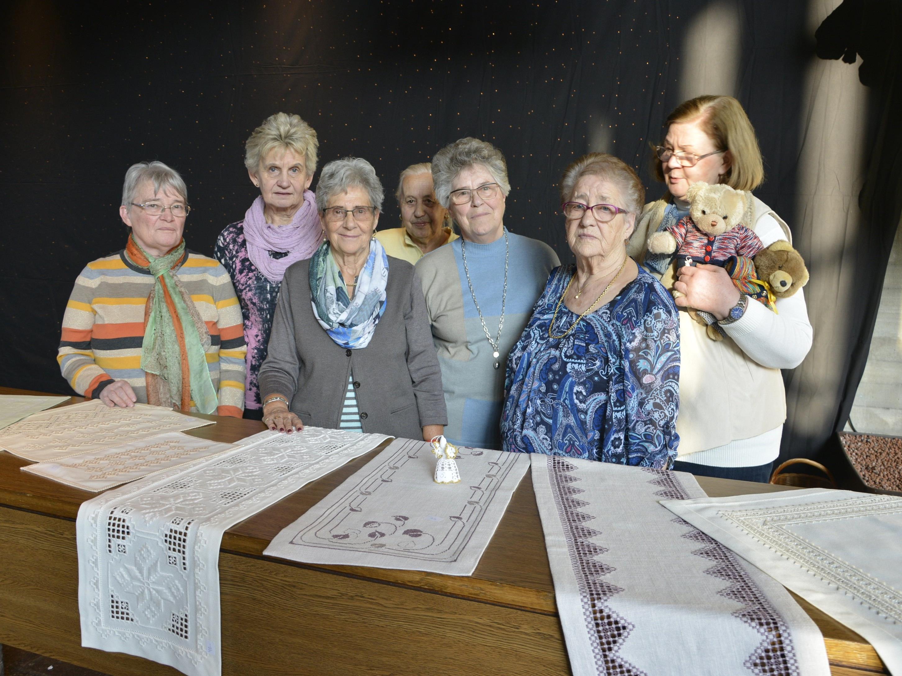 Jedes Jahr stellen die Seniorinnen ihre Handarbeiten im Foyer des Kulturhauses aus.