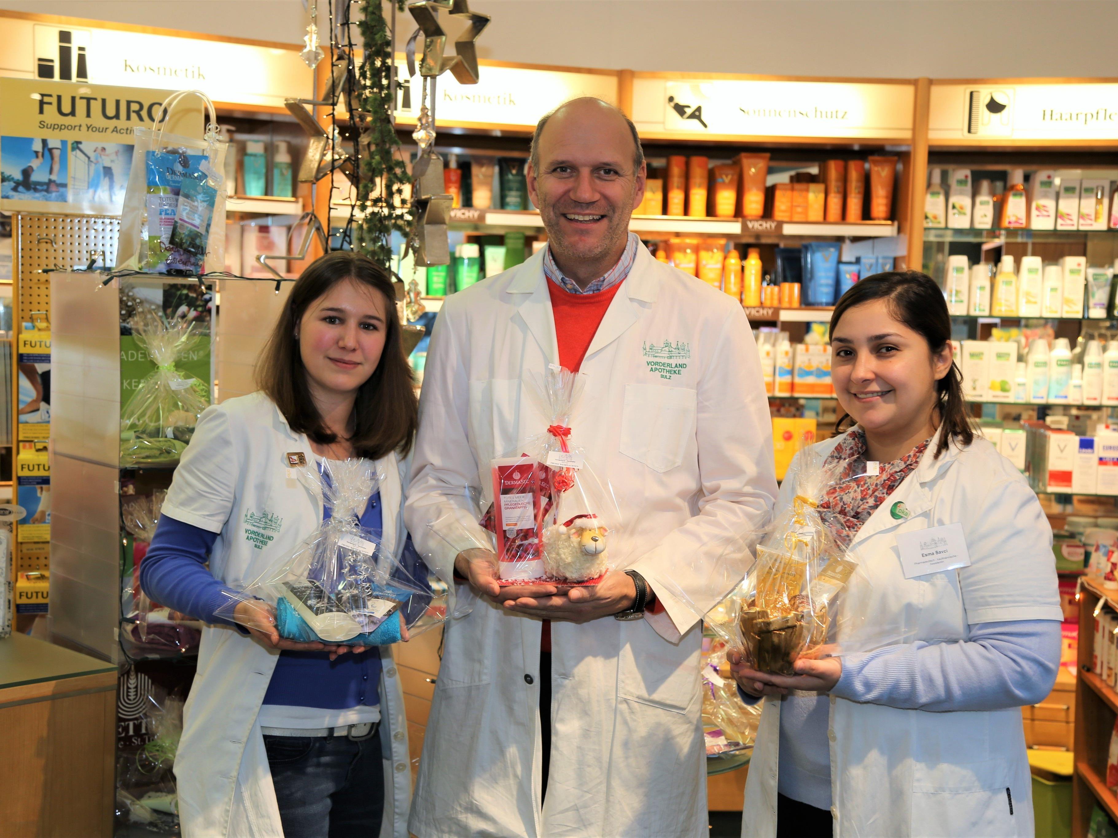 Jasmine Wehinger, Leiter Walter Barbisch und Esma Savci mit gesunden Geschenkskörben aus der Vorderland-Apotheke.