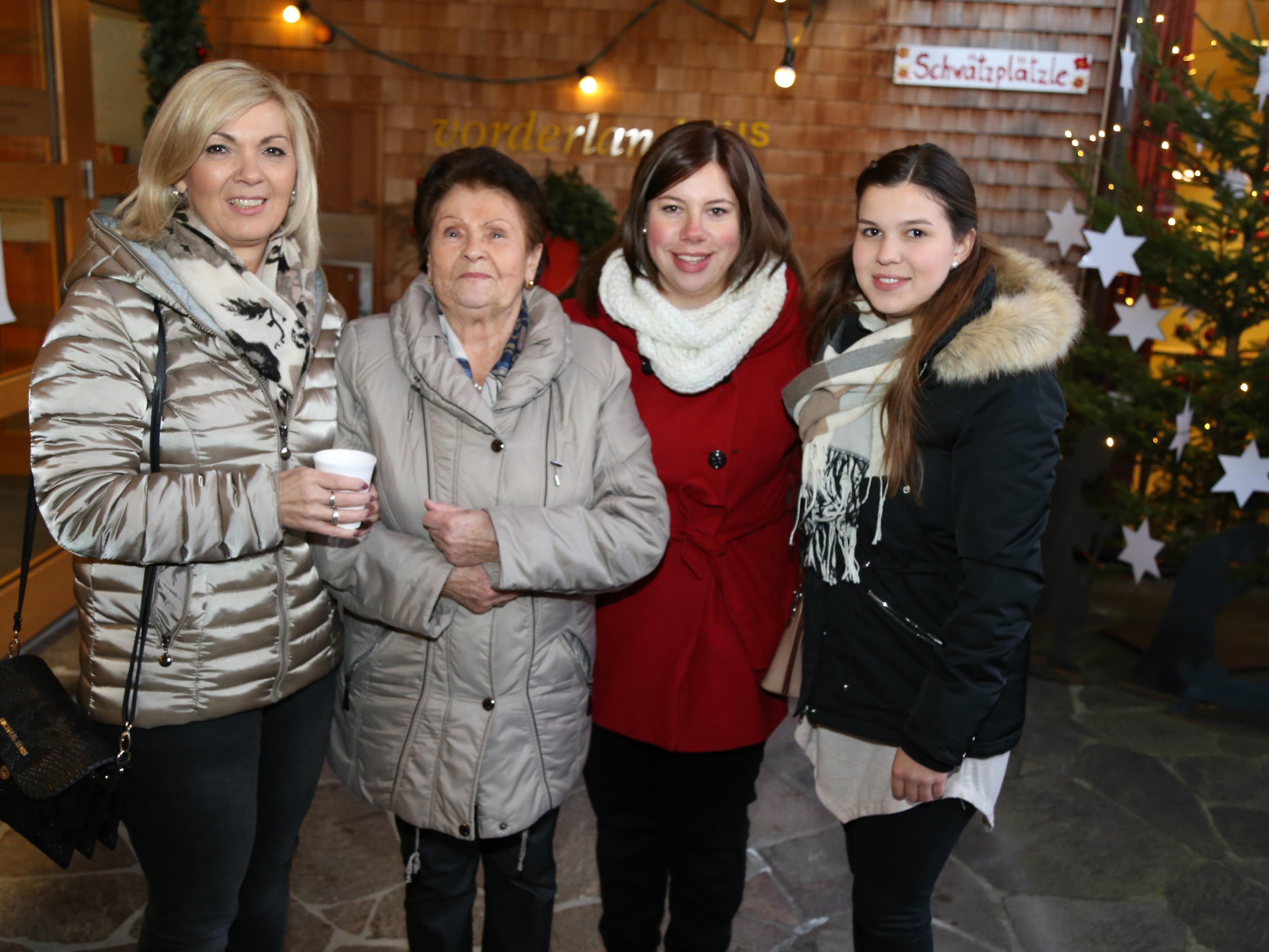 Cornelia, Mali, Lisa-Marie und Chiara genossen die Atmosphäre beim Vorderlandhus in Röthis.