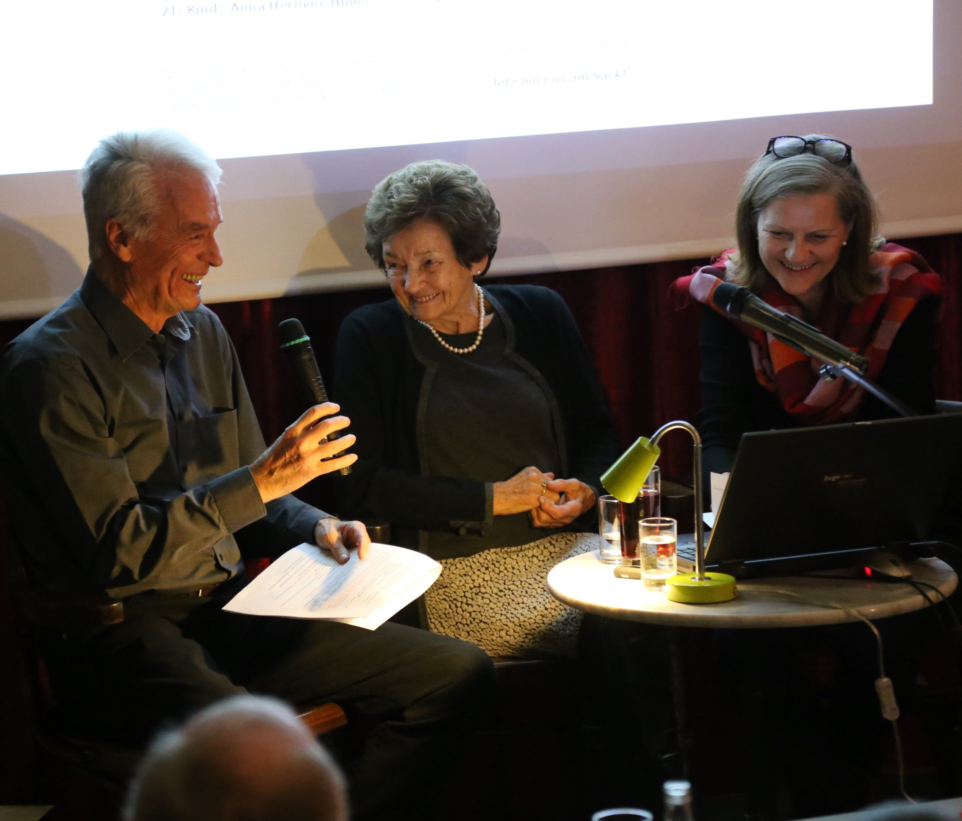 Humorvoll und informativ gestalteten Archivar Karl Lampert, Ruth Jochum-Gasser und Marianne Malin den Abend. Humorvoll und informativ gestalteten Archivar Karl Lampert, Ruth Jochum-Gasser und Marianne Malin den Abend.
