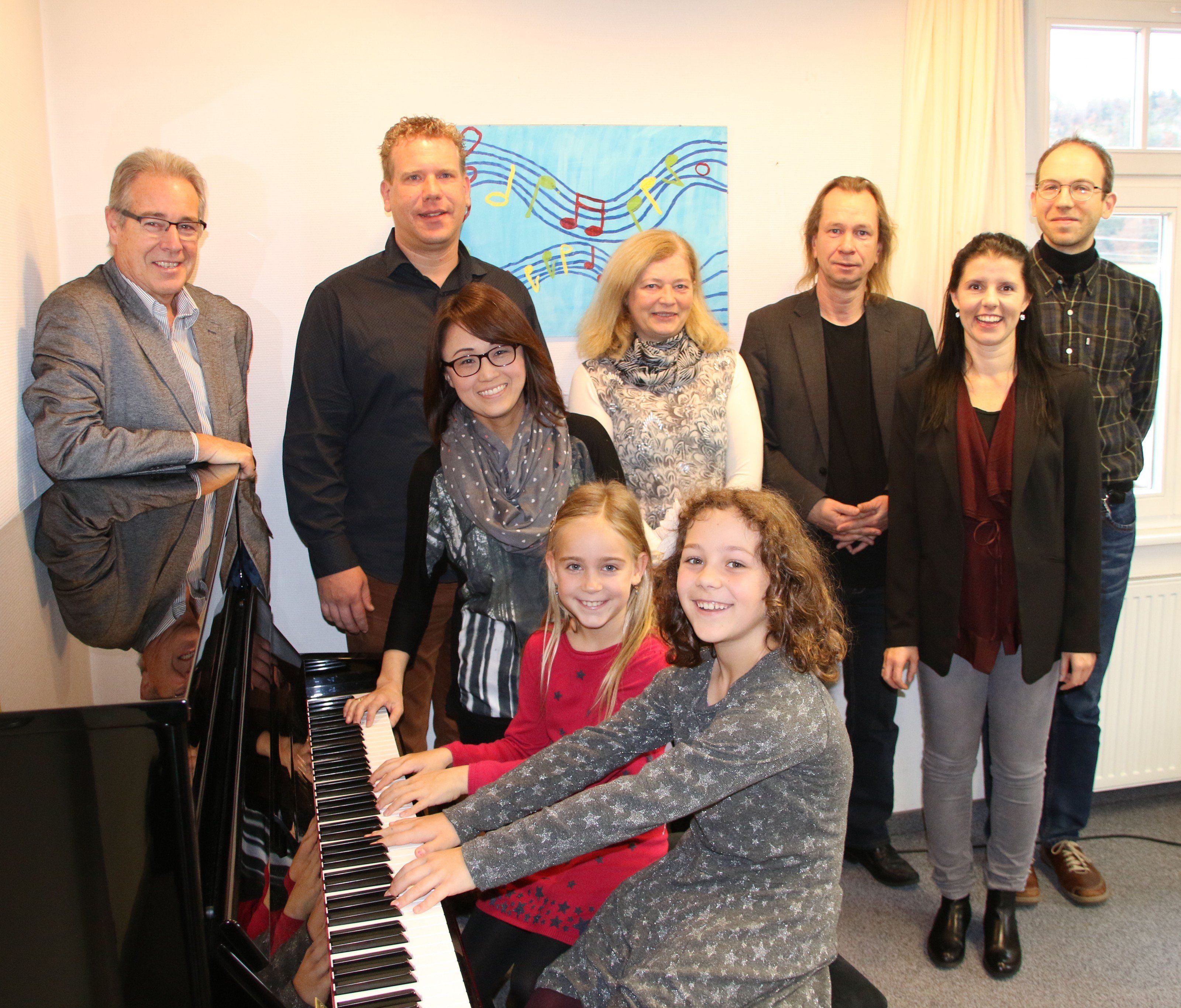 v.li.: Bgm. Helmut Lampert, Dir. Christian Mathis, die Klavierlehrer Mayu Namba, Martha Pfefferkorn, Michael Floredo, Nina Prantl und Samuel Scott sowie zwei eifrige Schülerinnen. v.li.: Bgm. Helmut Lampert, Dir. Christian Mathis, die Klavierlehrer Mayu Namba, Martha Pfefferkorn, Michael Floredo, Nina Prantl und Samuel Scott sowie zwei eifrige Schülerinnen.