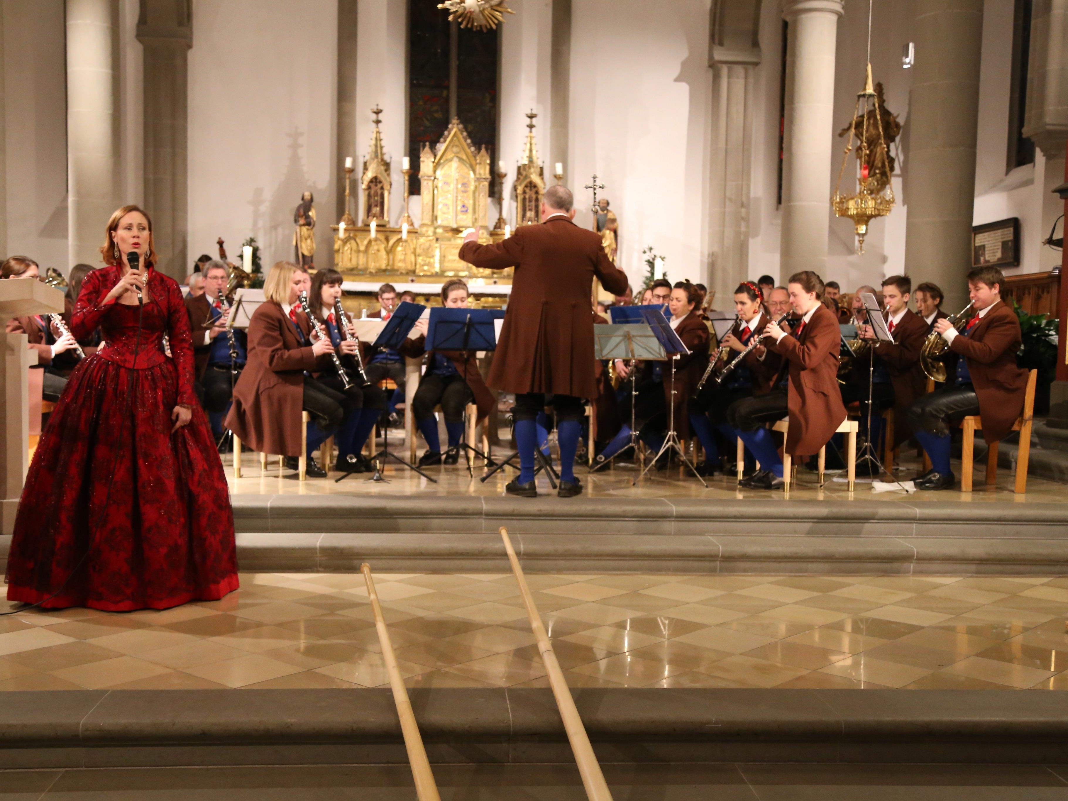 Ein klassisches Weihnachtskonzert der Stadtmusik Feldkirch mit Sopranistin Petra Halper-König (l.).