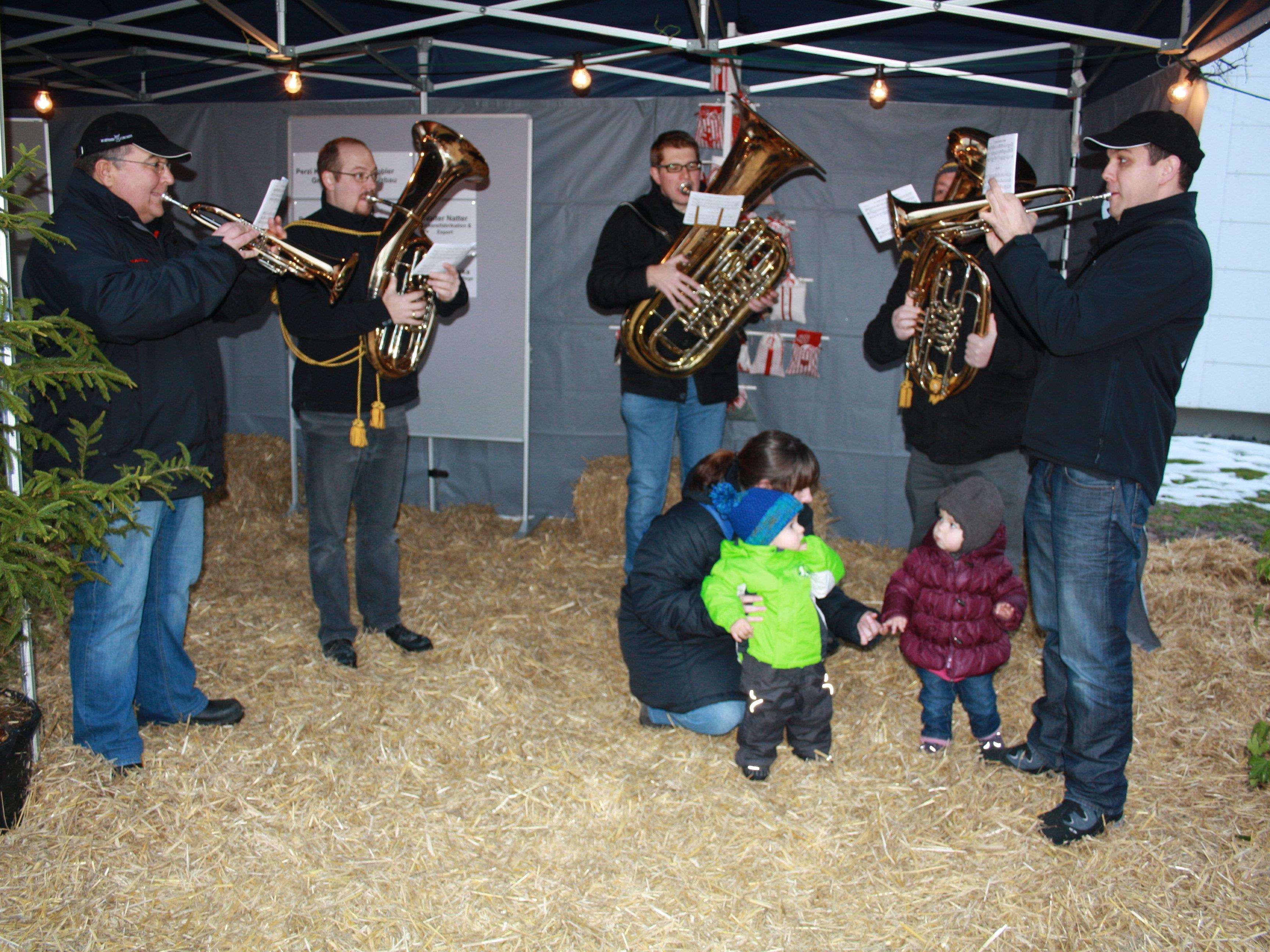 Mit vorweihnachtlichen Klängen stimmt das Bläserensemble des MV Concordia Lustenau die Besucher auf den Advent ein.