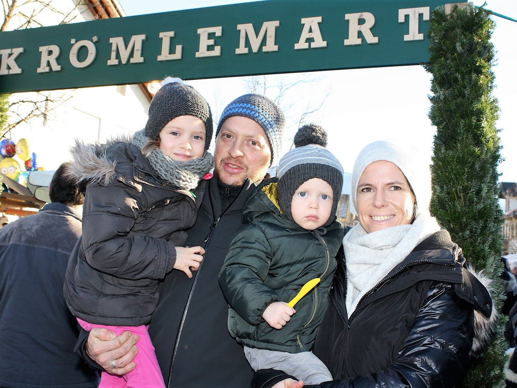 Katja und Mathias Holzmann mit Amara und Jeremias beim Marktrundgang.