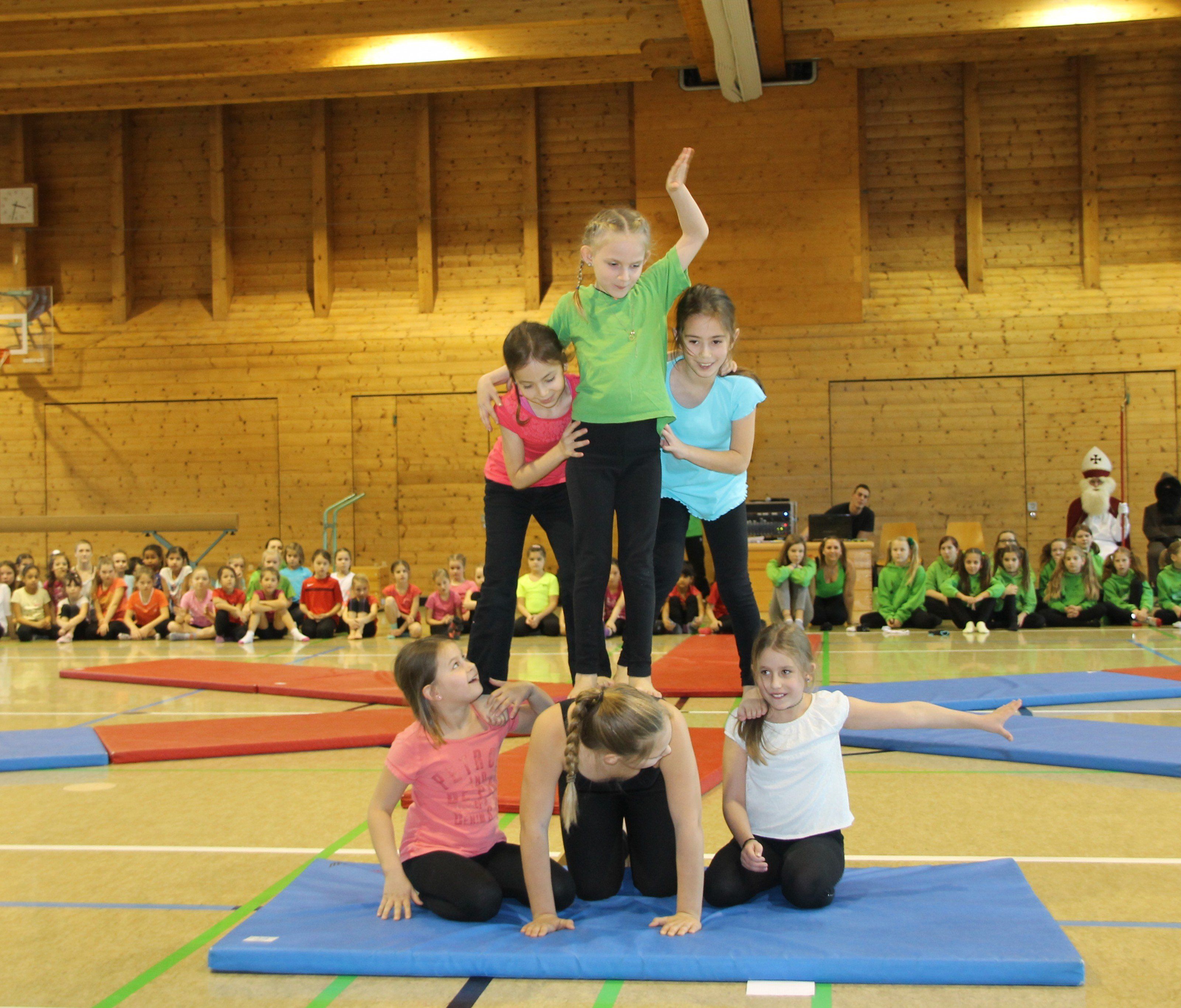 170 Turnerinnen und Turner zeigten ihr Bestes. 170 Turnerinnen und Turner zeigten ihr Bestes.