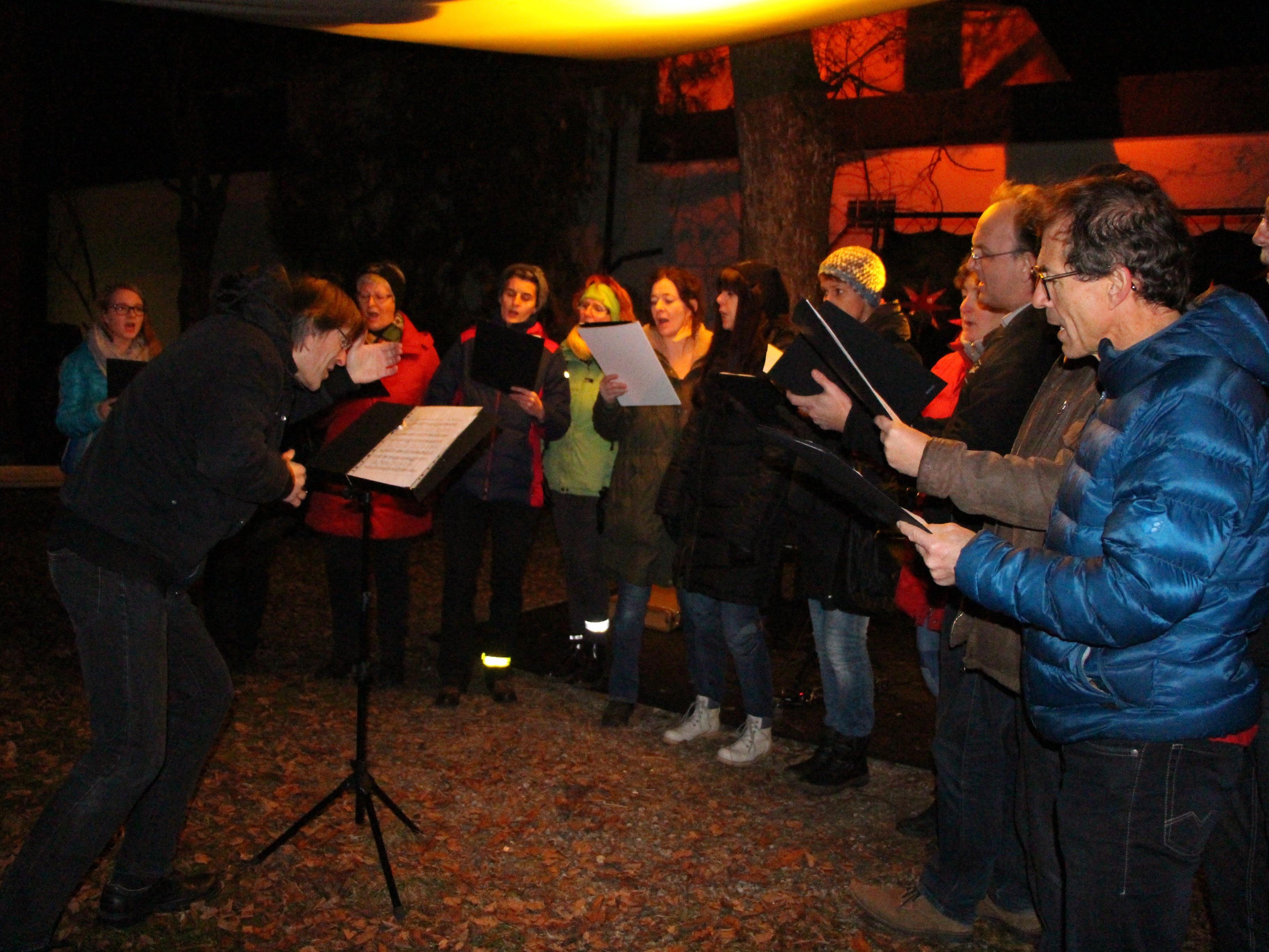 Der Chor der Musikschule Walgau stimmte Adventslieder an.
