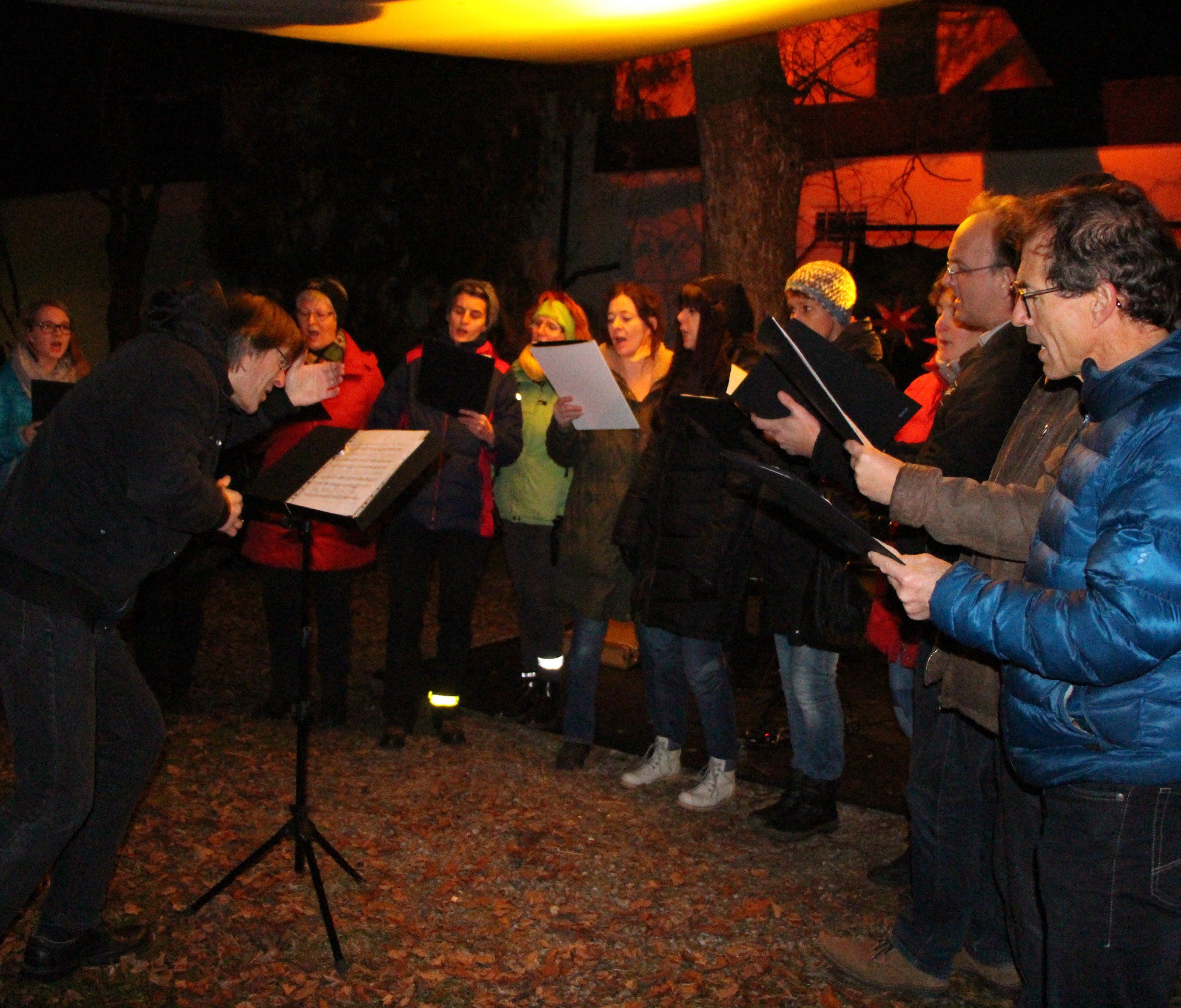 Der Chor der Musikschule Walgau stimmte Adventslieder an. Der Chor der Musikschule Walgau stimmte Adventslieder an.