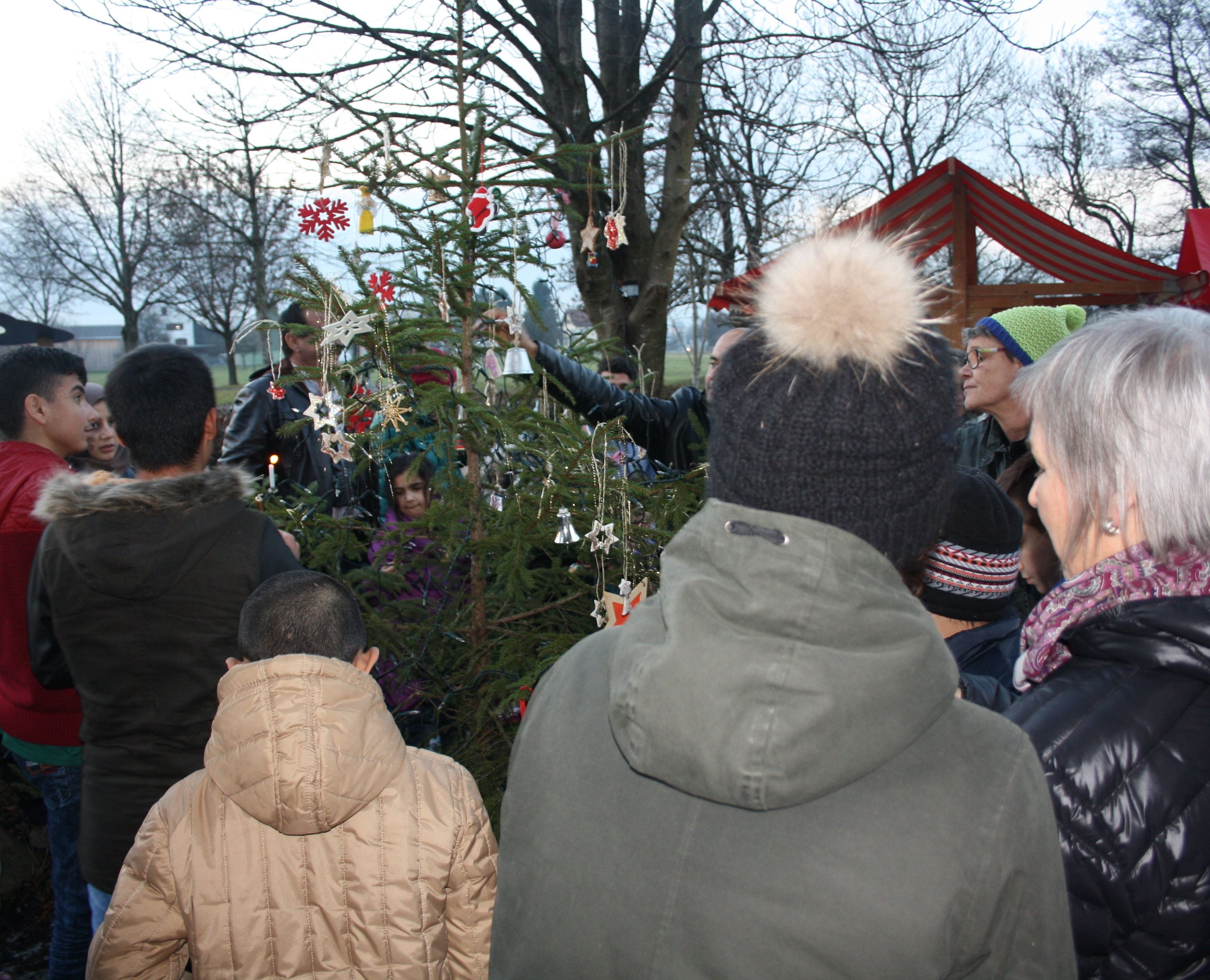 Gemeinsam wurde der Christbaum bunt geschmückt. Gemeinsam wurde der Christbaum bunt geschmückt.