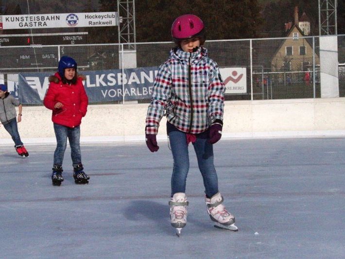 Eine der beliebtesten Freizeitbeschäftigungen für Kinder und Jugendliche ist im Winter auf der Kunsteisbahn der Gastra Schlittschuh zu laufen. Eine der beliebtesten Freizeitbeschäftigungen für Kinder und Jugendliche ist im Winter auf der Kunsteisbahn der Gastra Schlittschuh zu laufen.