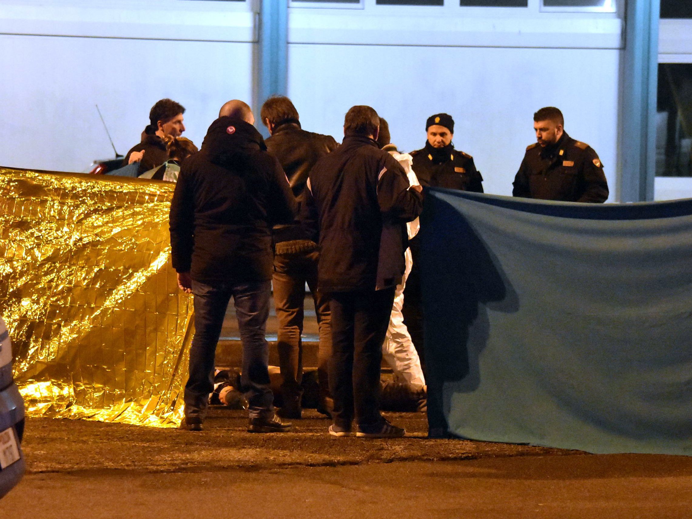 Der mutmaßliche Attentäter vom Berliner Breitscheidplatz wurde in der Nähe von Mailand von Sicherheitskräften erschossen. Der mutmaßliche Attentäter vom Berliner Breitscheidplatz wurde in der Nähe von Mailand von Sicherheitskräften erschossen.