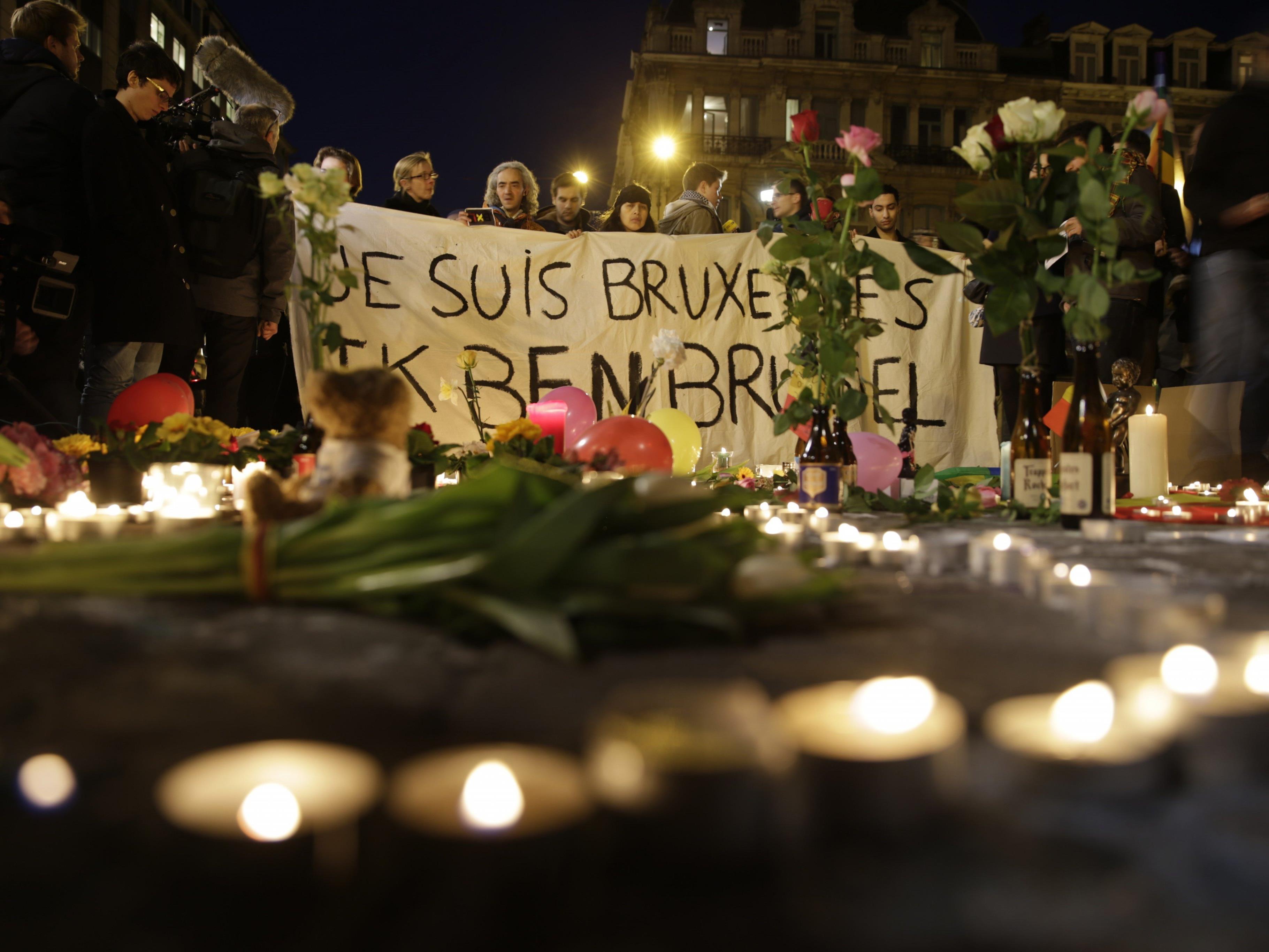 Mit einem "Je suis Bruxelles"-Banner gedachten diese Menschen der Opfer von Brüssel.