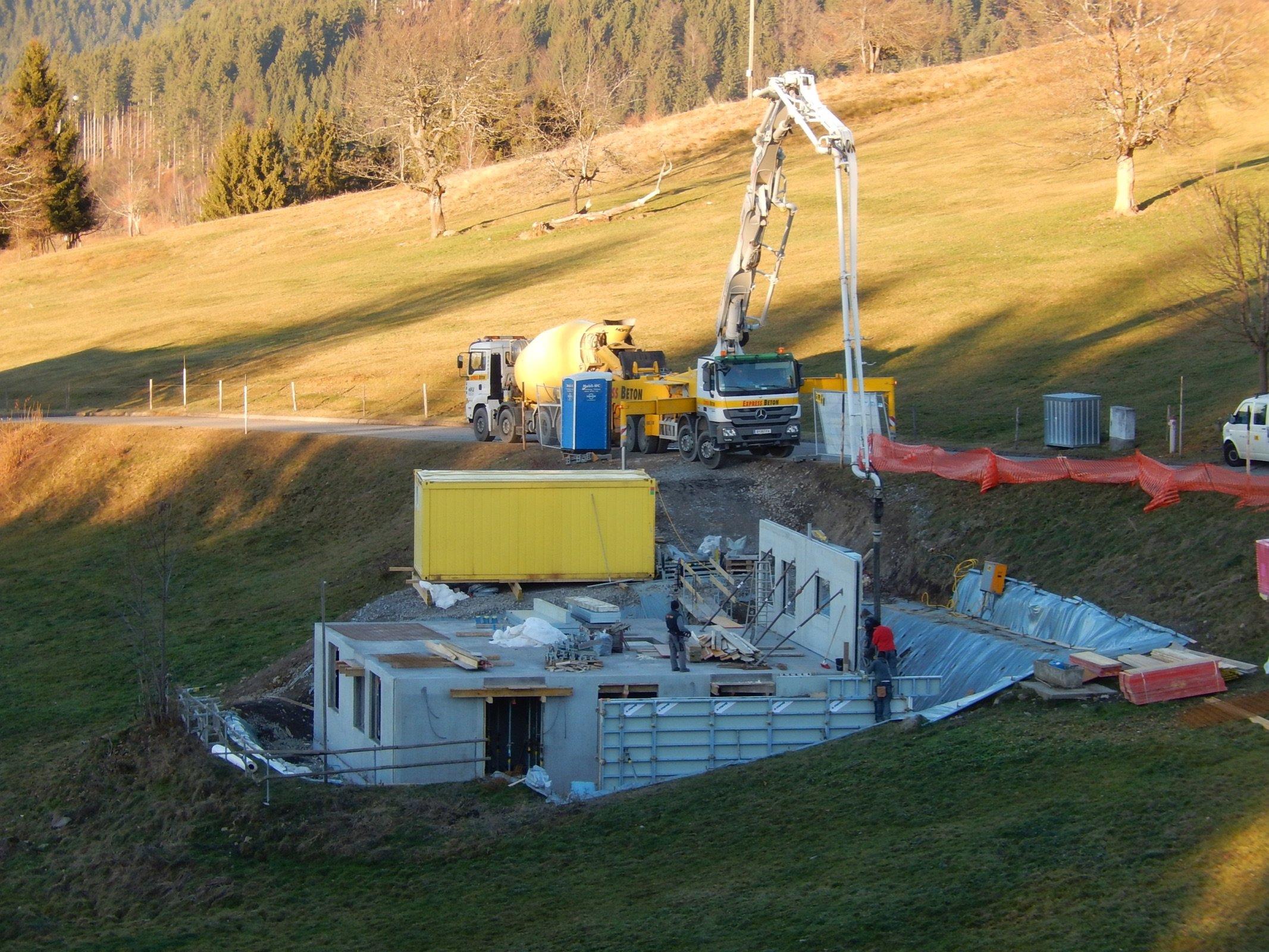 Die Rohbauarbeiten des Hütten-Neubaus gehen in die Endphase.