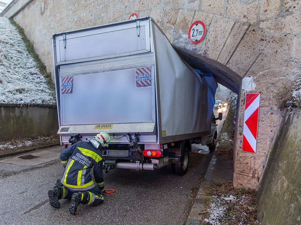 Ein Klein-LKW blieb bei einer Unterführung im Bezirk Baden stecken Ein Klein-LKW blieb bei einer Unterführung im Bezirk Baden stecken