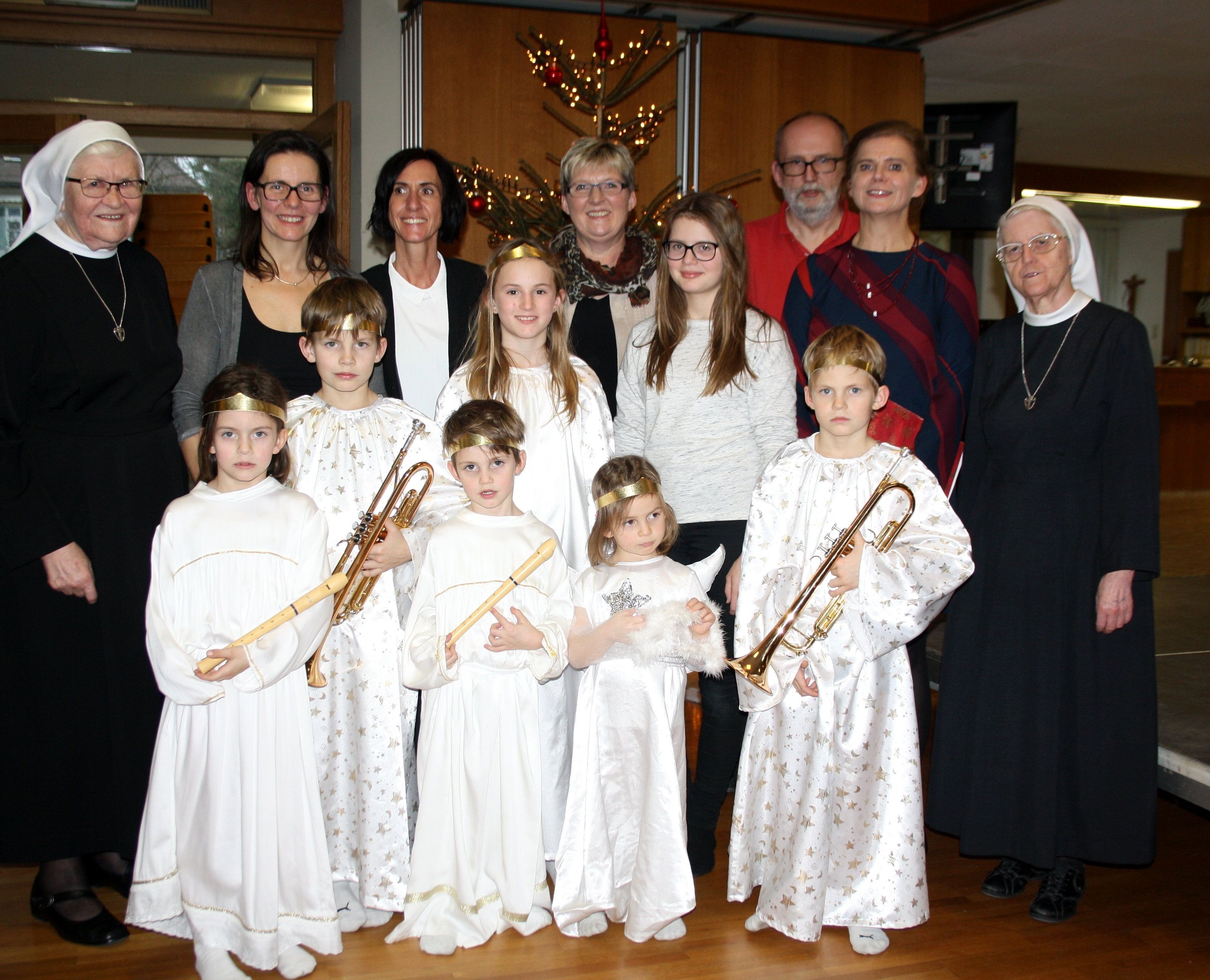 Der Führungskreis des Jesuheims, Renate Bauer, Alfred Dünser und Michaela Schmid mit den Weihnachtsengeln erfreuten Bewohner, Angehörige und Besucher mit einer sehr stimmungsvollen Weihnachtsfeier.. Der Führungskreis des Jesuheims, Renate Bauer, Alfred Dünser und Michaela Schmid mit den Weihnachtsengeln erfreuten Bewohner, Angehörige und Besucher mit einer sehr stimmungsvollen Weihnachtsfeier..