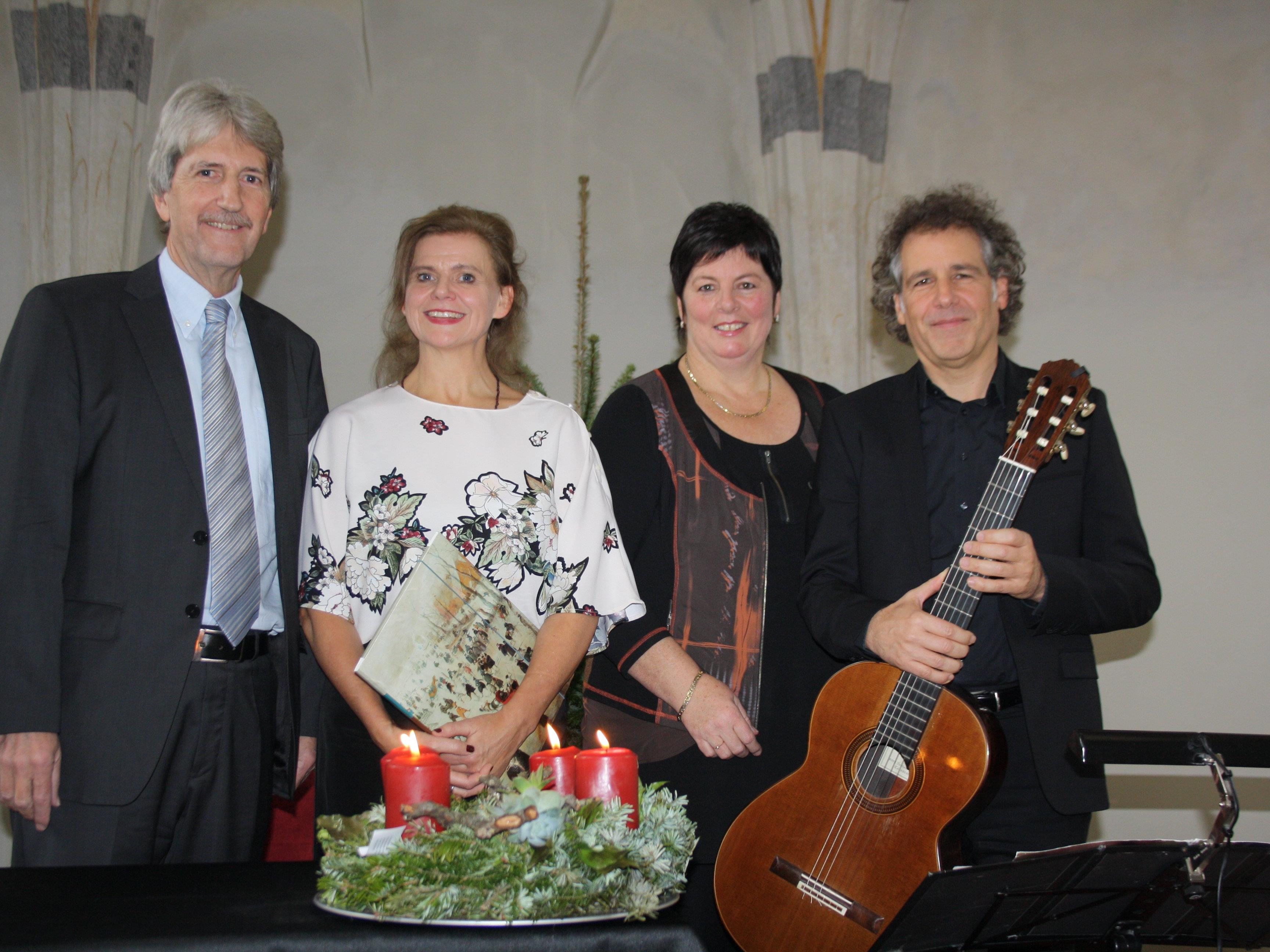 Schloss Hofener Advent: Manfred Obexer (Kulturausschuss), Renate Bauer (Rezitation), Petra Rührnschopf (Obfrau Kulturausschuss) und Alexander Swete (Gitarre).