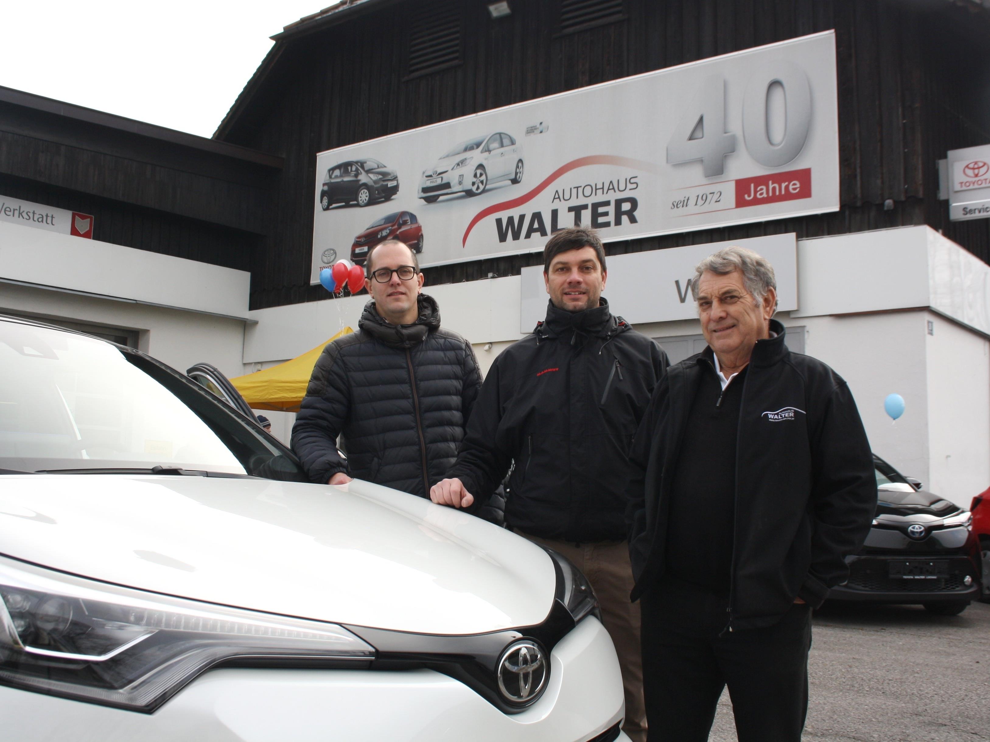 „Mit dem neuen Toyota C-HR SUV-Coupe haben wir ein tolles, vor allem aber eine völlig neue Art von Auto im Verkaufsprogramm“, so Firmengründer Georg „Geggo“ Walter, im Bild mit seinen Söhnen Renato und Timo.