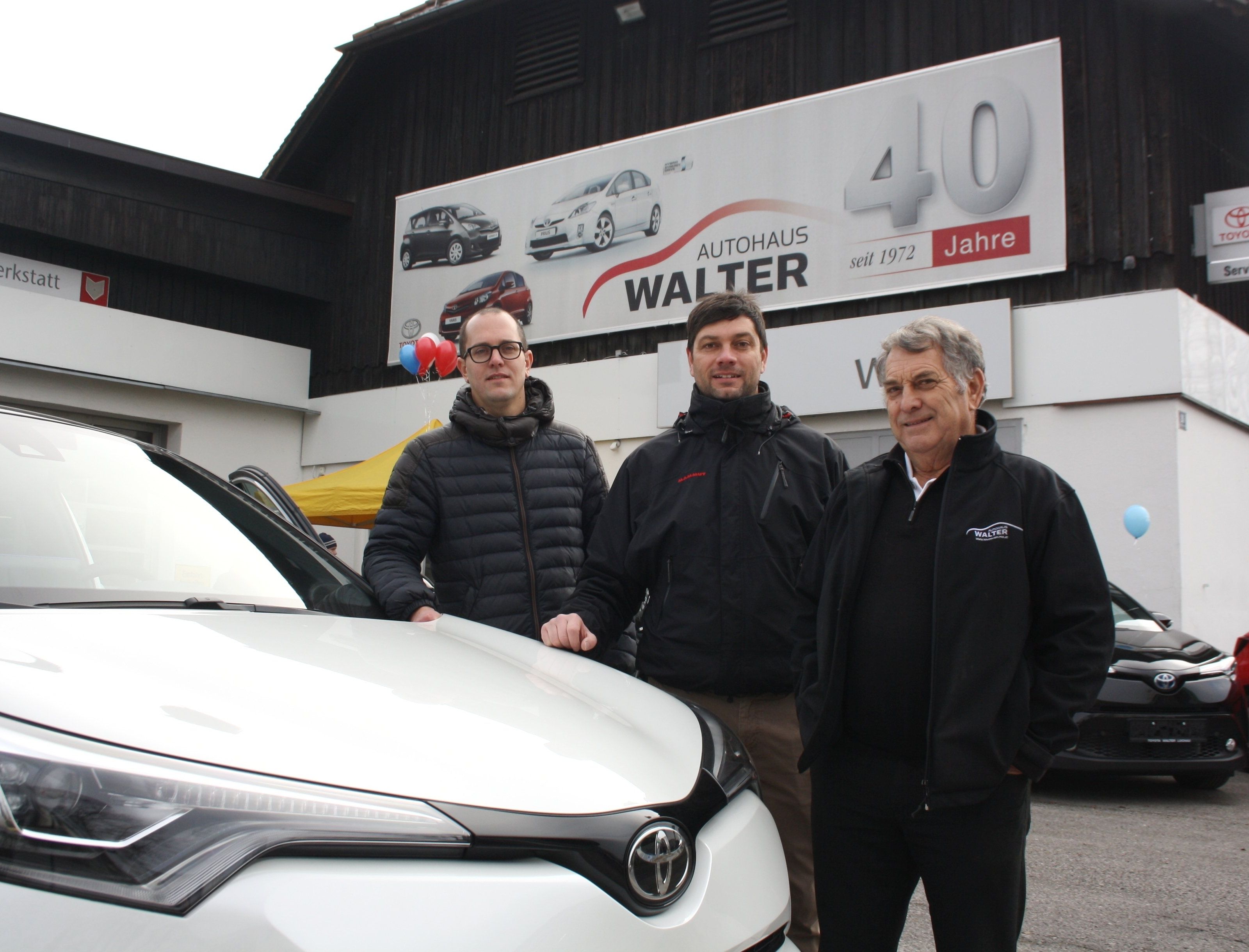 „Mit dem neuen Toyota C-HR SUV-Coupe haben wir ein tolles, vor allem aber eine völlig neue Art von Auto im Verkaufsprogramm“, so Firmengründer Georg „Geggo“ Walter, im Bild mit seinen Söhnen Renato und Timo. „Mit dem neuen Toyota C-HR SUV-Coupe haben wir ein tolles, vor allem aber eine völlig neue Art von Auto im Verkaufsprogramm“, so Firmengründer Georg „Geggo“ Walter, im Bild mit seinen Söhnen Renato und Timo.