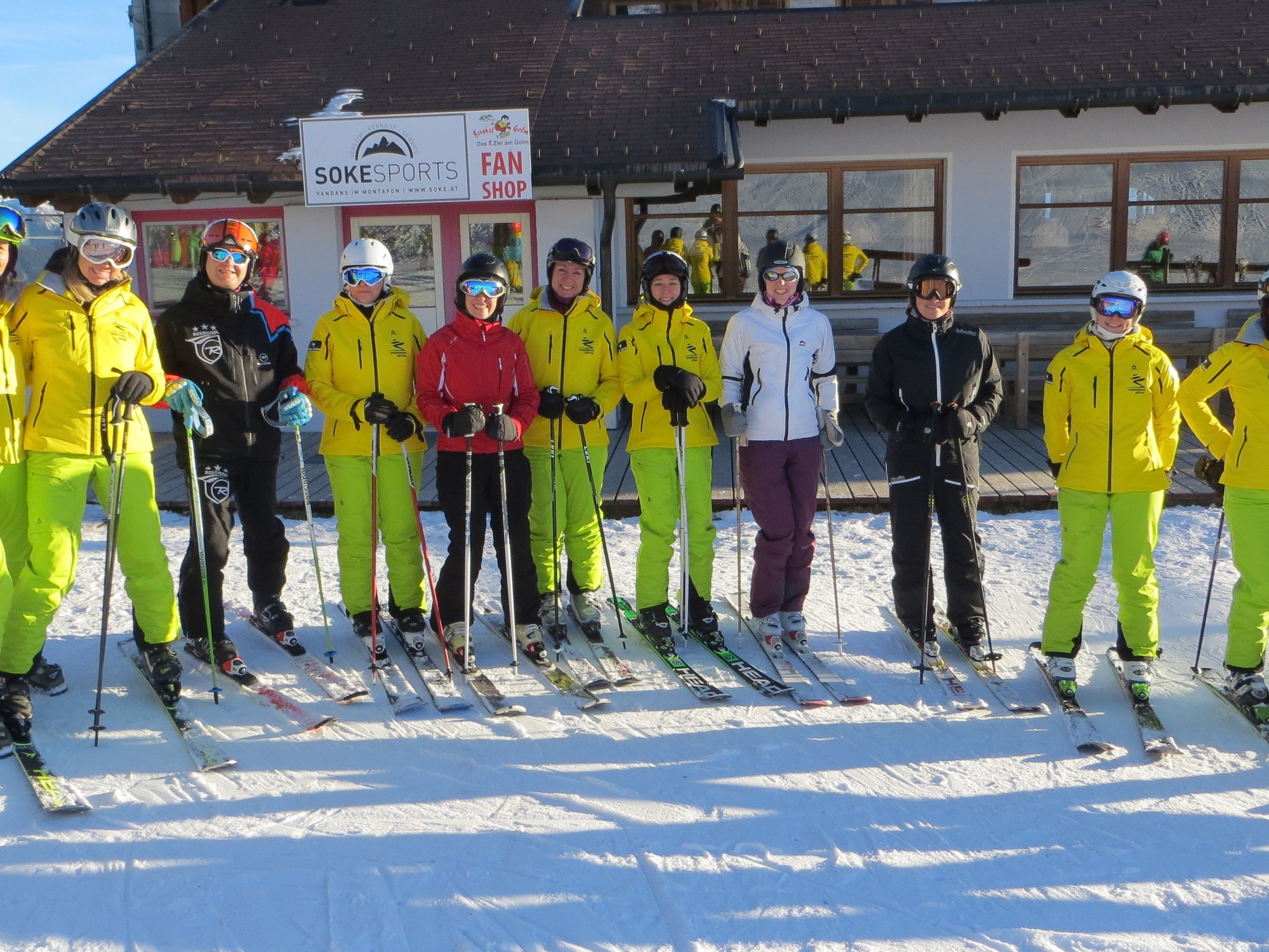 v.l. Ingr:D, Beate, Beat, Helga, Elisabeth, Vera, Elke, Teresa, Marion, Sandra und  Verena genießen das „Moadla Schitraining“