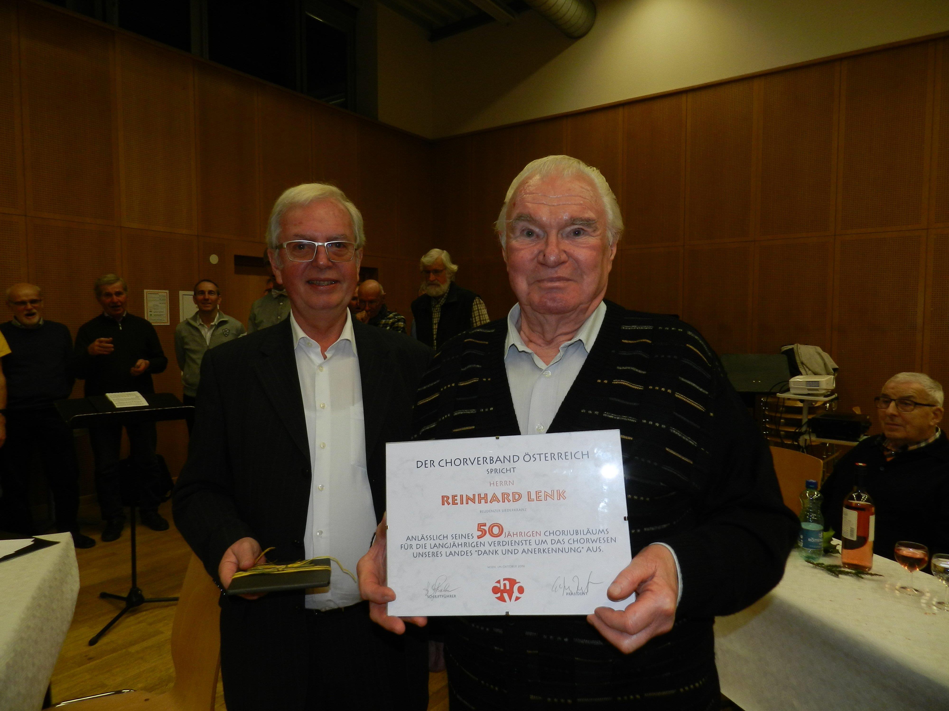Reinhard Lenk erhält das goldene Verdienstabzeichen des Österreichischen Chorverbandes