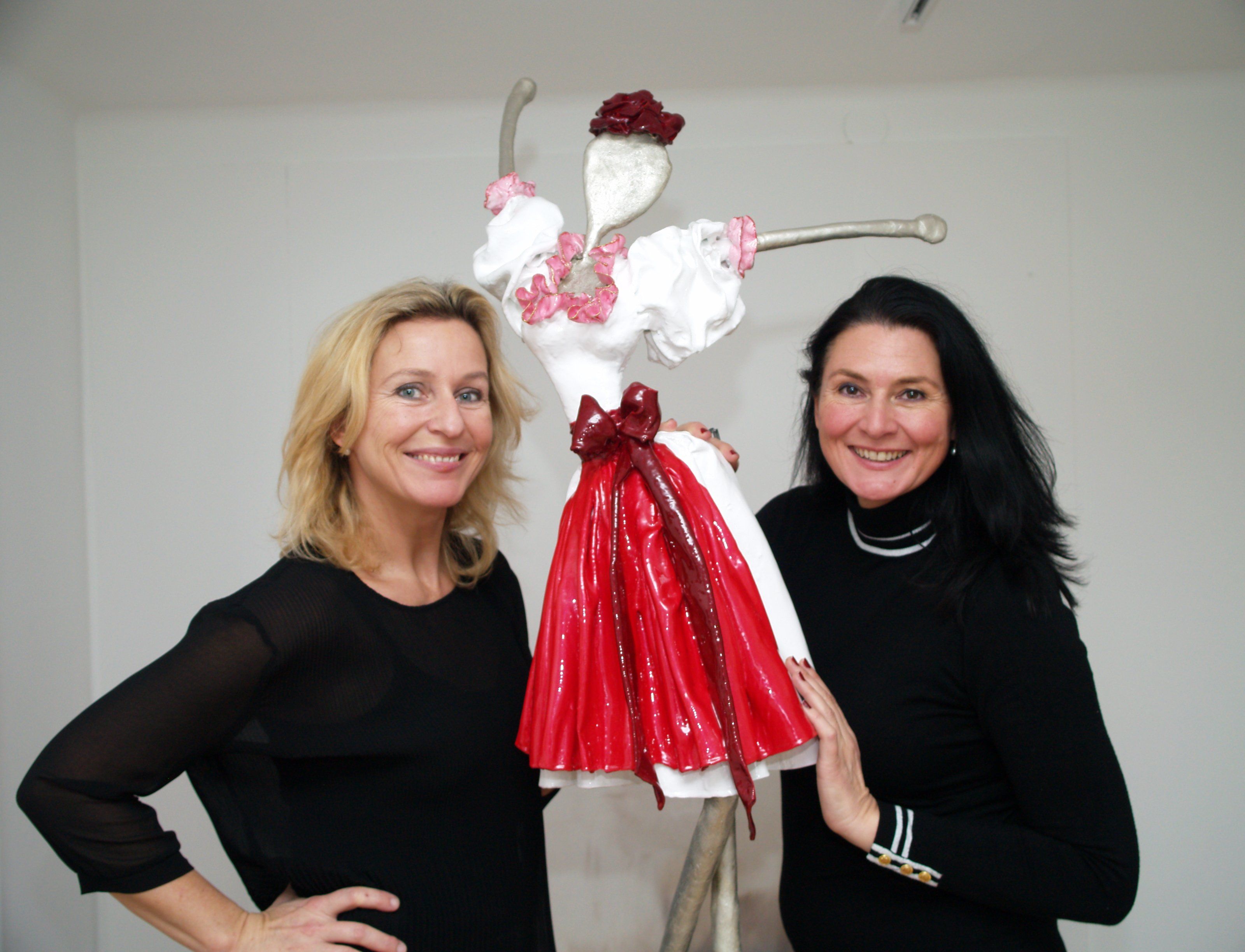 Mercedes und Franziska Welte präsentieren bis 23. Dezember ihre neuen Dirndl Fiberglas Figuren Mercedes und Franziska Welte präsentieren bis 23. Dezember ihre neuen Dirndl Fiberglas Figuren