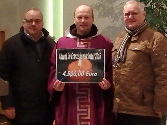 Bertram Bolter, Organisation, Pater Makary, Klostervater Heinz Seeburger freuen sich über den Reinerlös von 4.500 Euro