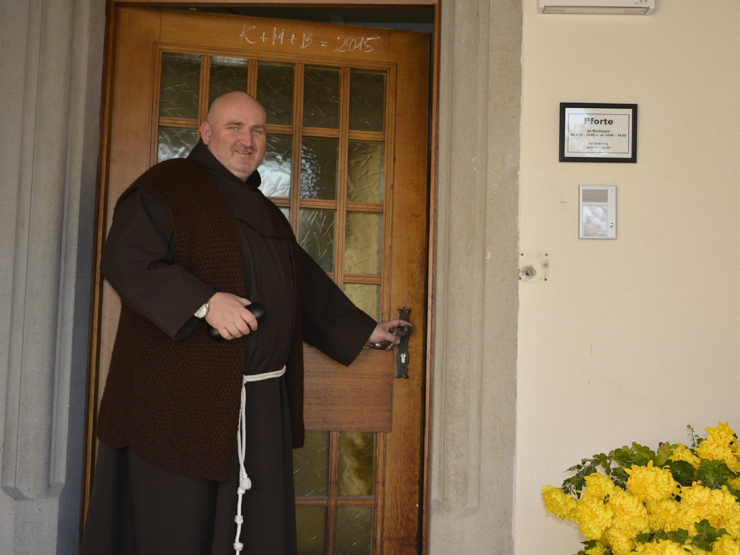 Pater Natalis, der neue Priester im Franziskanerkloster, öffnet die Pforte gerne für ein Gespräch.
