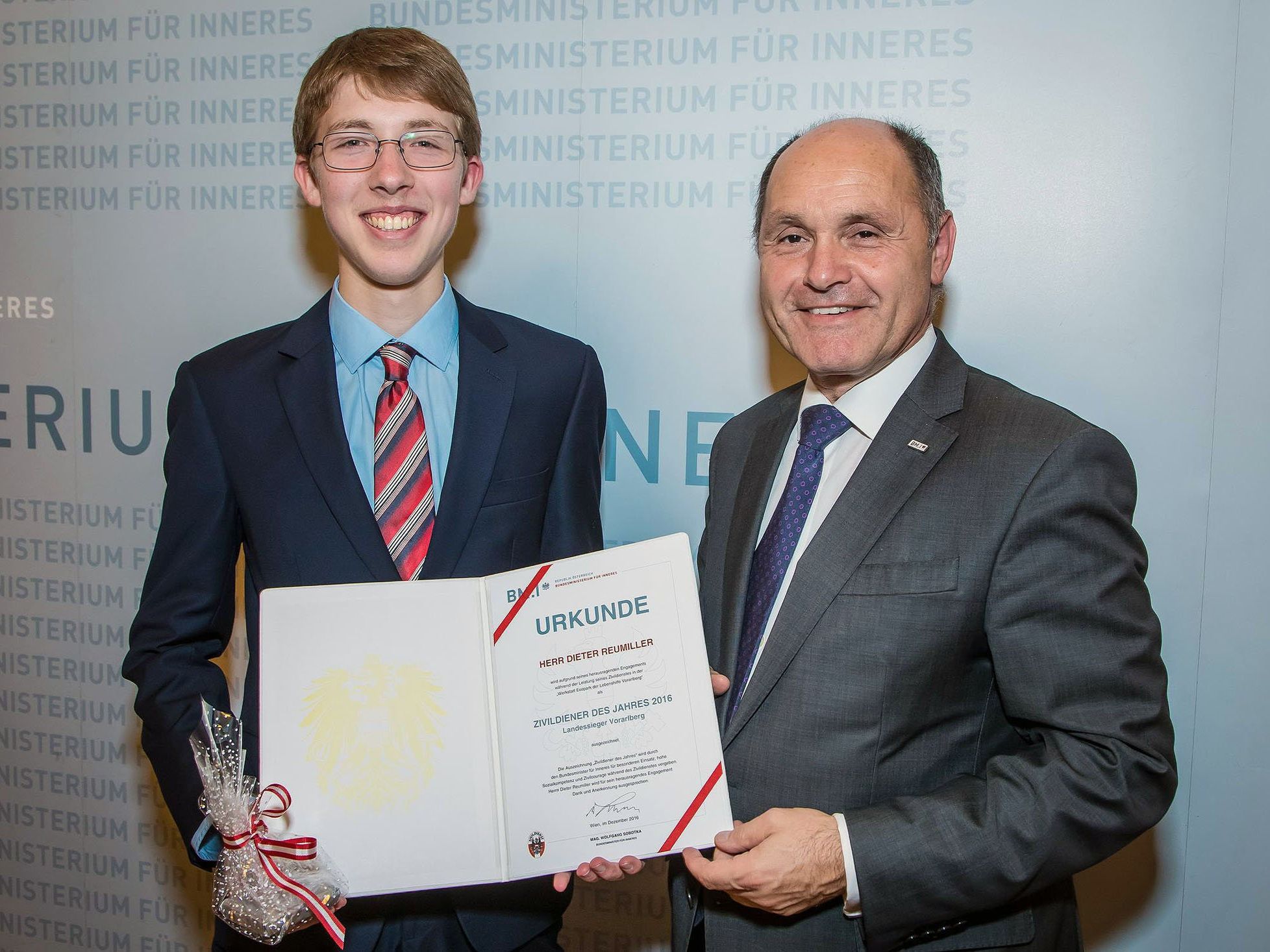 Innenminister Wolfgang Sobotka (r.) überreichte Dieter Reumiller die Auszeichnung als Landessieger. Innenminister Wolfgang Sobotka (r.) überreichte Dieter Reumiller die Auszeichnung als Landessieger.