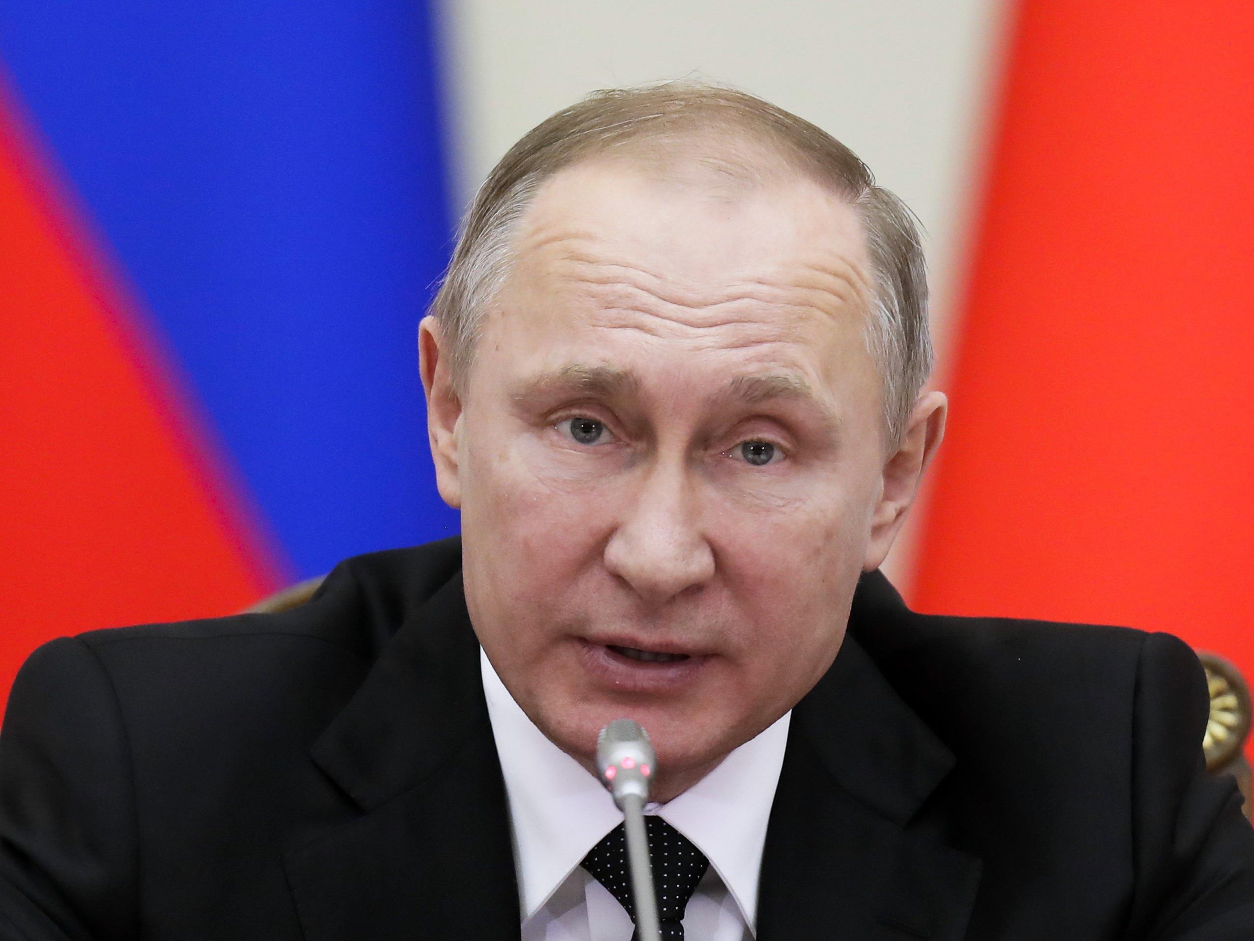Russlands Präsident Putin dementierte Pläne, als Reaktion auf US-Sanktionen deren Diplomaten auszuweisen.