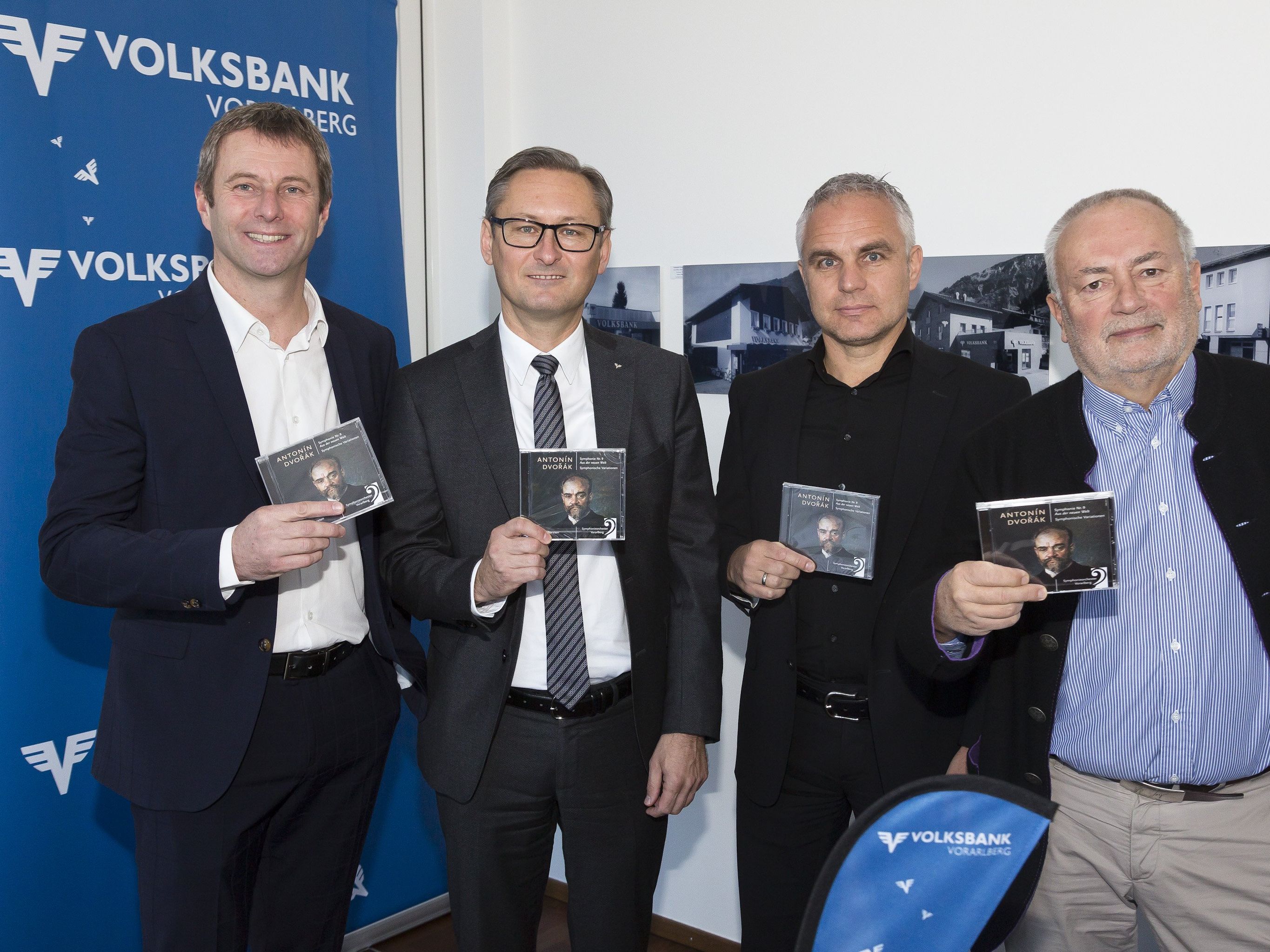 Das Symphonieorchester Vorarlberg präsentierte gemeinsam mit seinem Hauptsponsor der Volksbank Vorarlberg den neuen Tonträger mit Werken von Antonin Dvorăk. Thomas Heißbauer (Geschäftsführer Symphonieorchester),Gerhard Hamel (Vorstandsvorsitzender Volksbank Vorarlberg), Manfred Schnetzer (Präsident des Symphonieorchesters), Wolfgang Burtscher (Vizepräsident des Symphonieorchesters) (von links nach rechts). Das Symphonieorchester Vorarlberg präsentierte gemeinsam mit seinem Hauptsponsor der Volksbank Vorarlberg den neuen Tonträger mit Werken von Antonin Dvorăk. Thomas Heißbauer (Geschäftsführer Symphonieorchester),Gerhard Hamel (Vorstandsvorsitzender Volksbank Vorarlberg), Manfred Schnetzer (Präsident des Symphonieorchesters), Wolfgang Burtscher (Vizepräsident des Symphonieorchesters) (von links nach rechts).