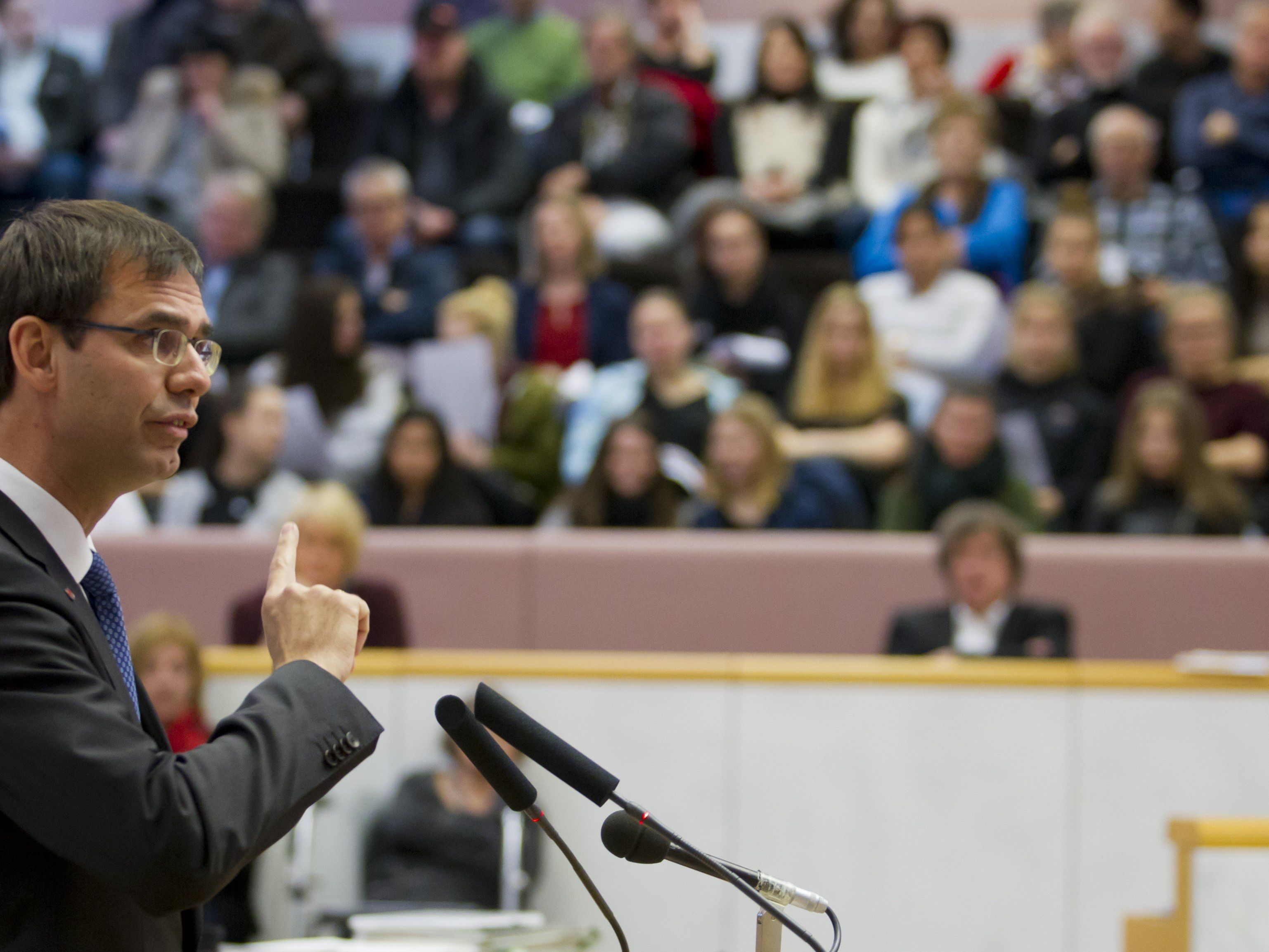Vorarlbergs Landeshauptmann befürwortet Sanktionen gegen Personen, die das Land trotz negativem Asylbescheids nicht verlassen. Vorarlbergs Landeshauptmann befürwortet Sanktionen gegen Personen, die das Land trotz negativem Asylbescheids nicht verlassen.