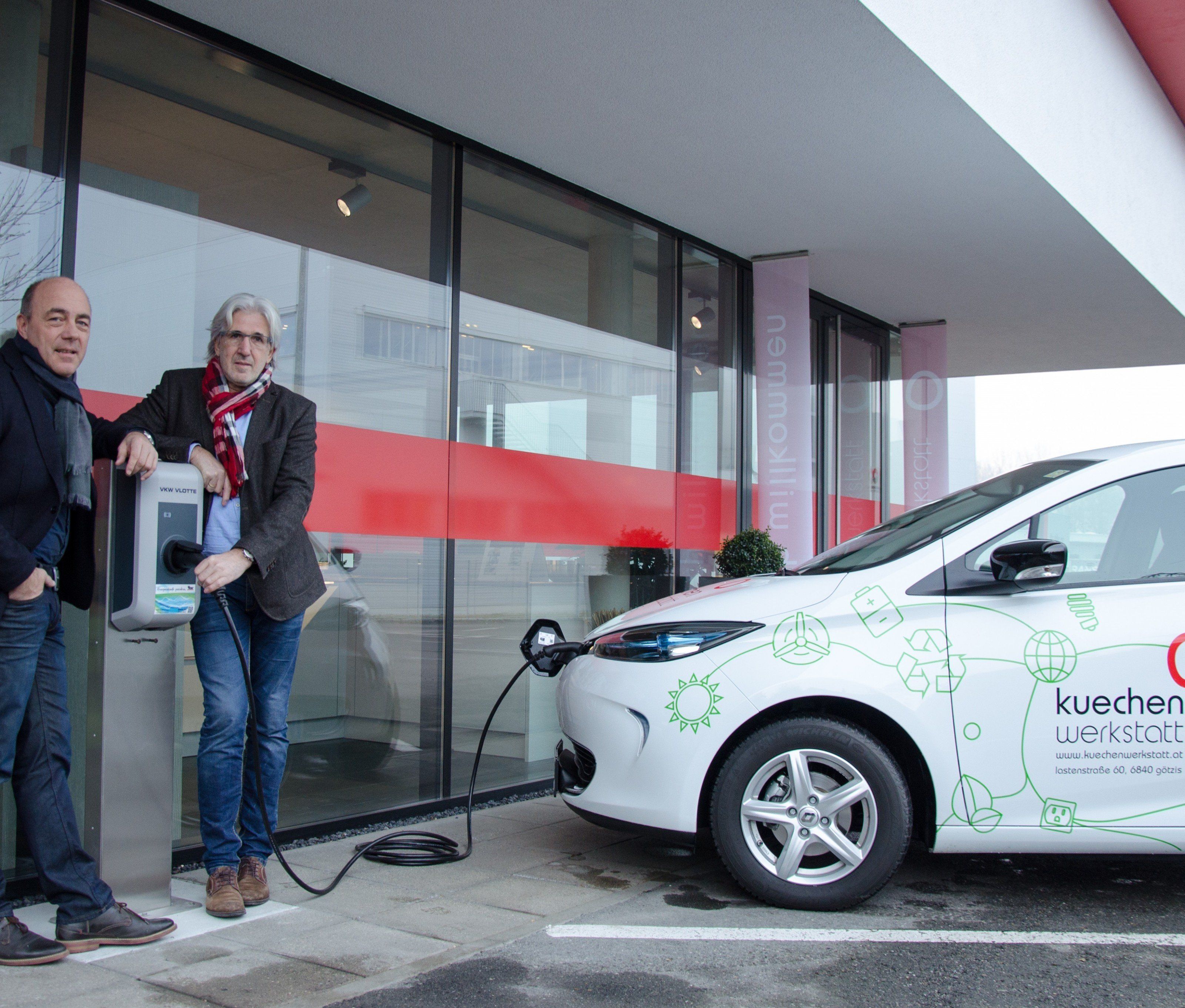 Seit kurzem steht vor dem Betriebsgelände der Küchenwerkstatt Götzis eine Ladesäule für das E-Mobil bzw. für E-Fahrzeuge zur Verfügung Im Bild: GF Oliver Vith und Franz Schwab Seit kurzem steht vor dem Betriebsgelände der Küchenwerkstatt Götzis eine Ladesäule für das E-Mobil bzw. für E-Fahrzeuge zur Verfügung Im Bild: GF Oliver Vith und Franz Schwab