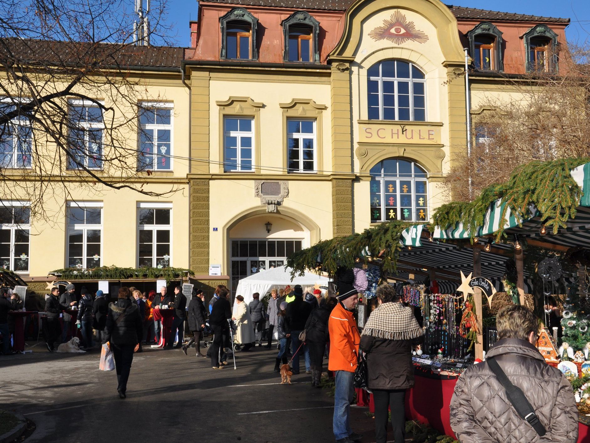 In den Schulhöfen der Schulen Markt findet diesen Sonntag der Harder Adventzauber statt.