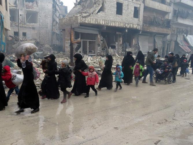 Die Bewohner von Aleppo fliehen vor Kämpfen und Bomben.