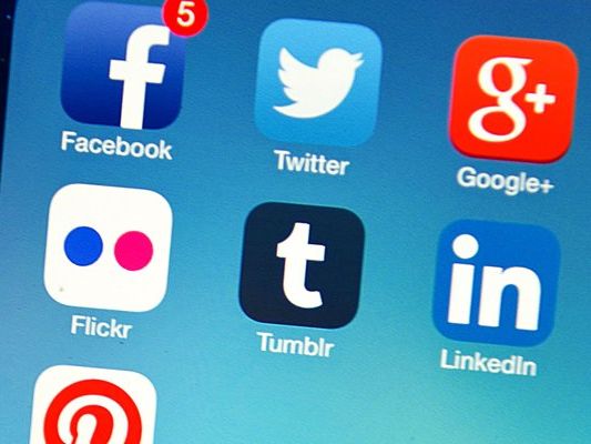 Im Internet verbreiteten sich zuletzt zunehmend Fake News. Soziale Netzwerke wie Facebook standen deswegen in der Kritik. Im Internet verbreiteten sich zuletzt zunehmend Fake News. Soziale Netzwerke wie Facebook standen deswegen in der Kritik.