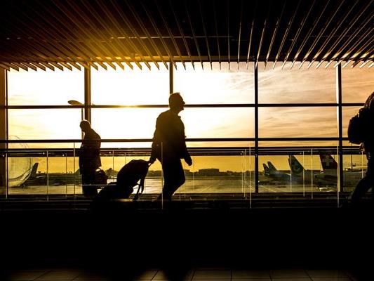 Wer online einen Flug bucht, sollte Preise vergleichen. Wer online einen Flug bucht, sollte Preise vergleichen.