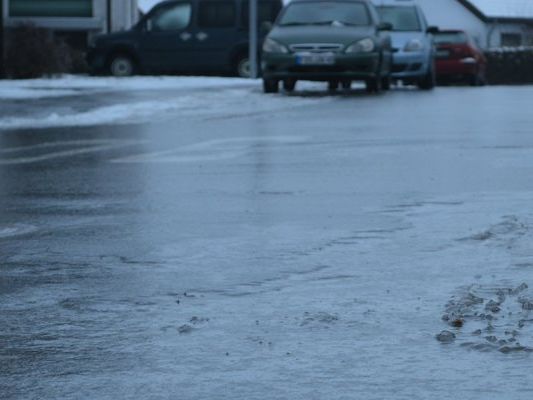 Mittwochmorgen können Gehwege und Straßen in Wien spiegelglatt sein. Mittwochmorgen können Gehwege und Straßen in Wien spiegelglatt sein.