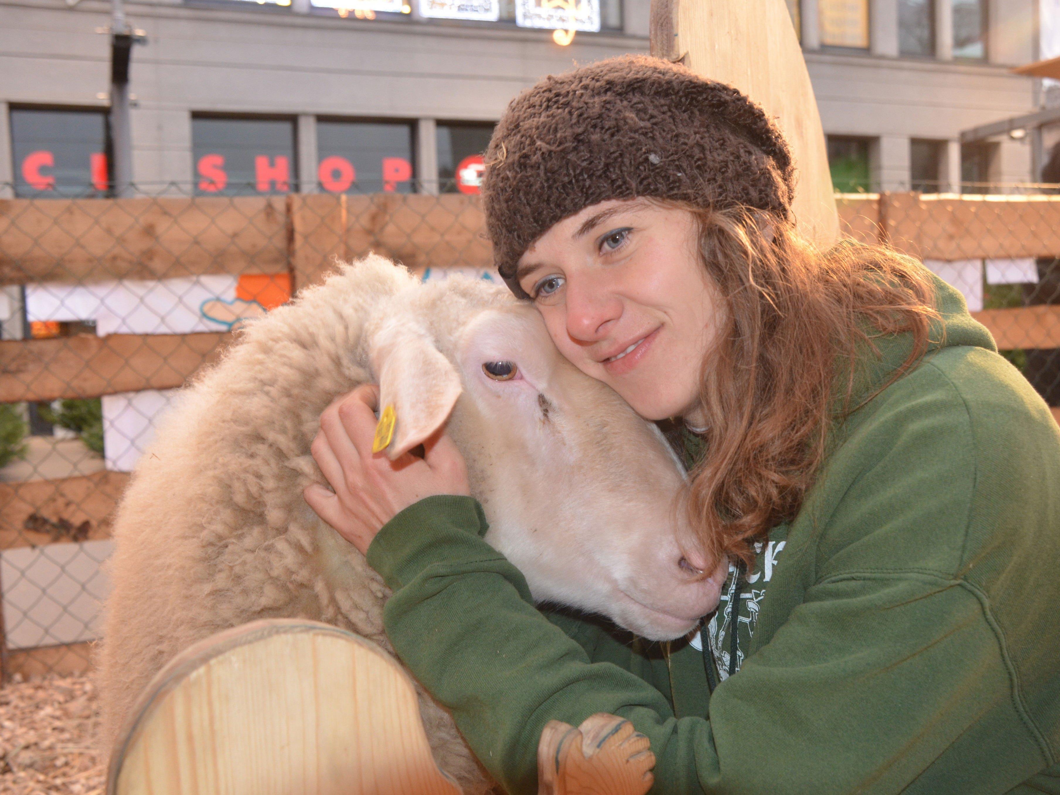 Tierpflegerin Regina mit Schaf "Charlie" vom Gnadenhof Hendlberg