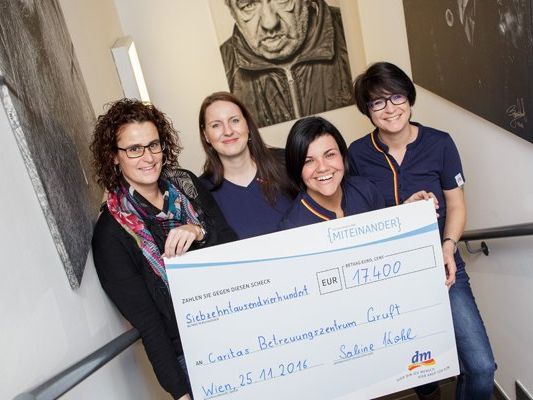Die dm Mitarbeiterinnen Cornelia Förster, Sabine Kohl und Martina Höfelmayr übergeben den Scheck an Judith Hartweger von der Gruft (v. r.). Die dm Mitarbeiterinnen Cornelia Förster, Sabine Kohl und Martina Höfelmayr übergeben den Scheck an Judith Hartweger von der Gruft (v. r.).