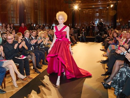 Model Diandra Forrest präsentierte am Laufsteg im Park Hyatt Hotel die Sieger-Robe. Model Diandra Forrest präsentierte am Laufsteg im Park Hyatt Hotel die Sieger-Robe.